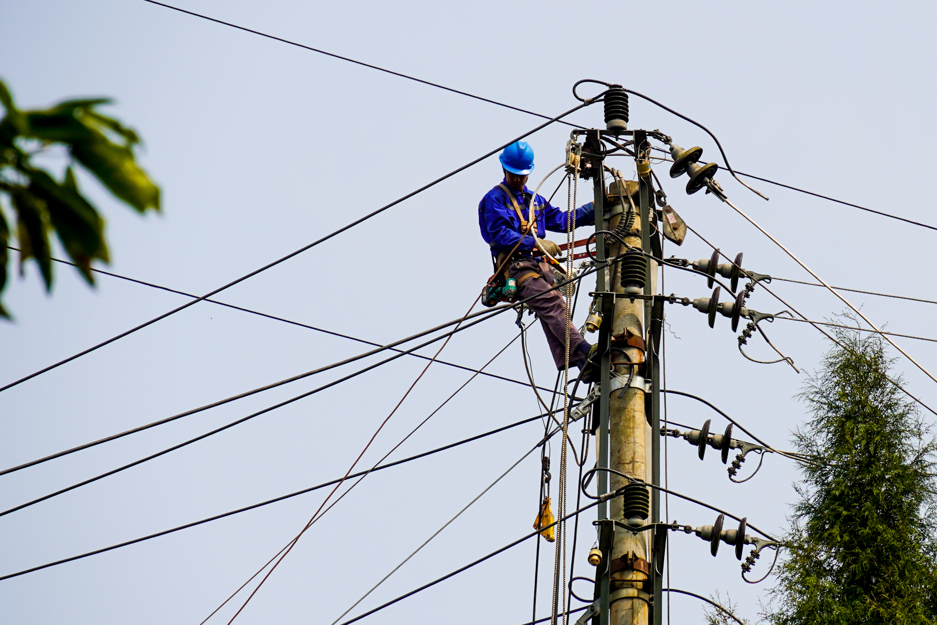 3月22日，國網重慶開州供電公司員工在開州區岳溪鎮，對10千伏岳善線進行升級改造。（安姚鑫 攝）.jpg