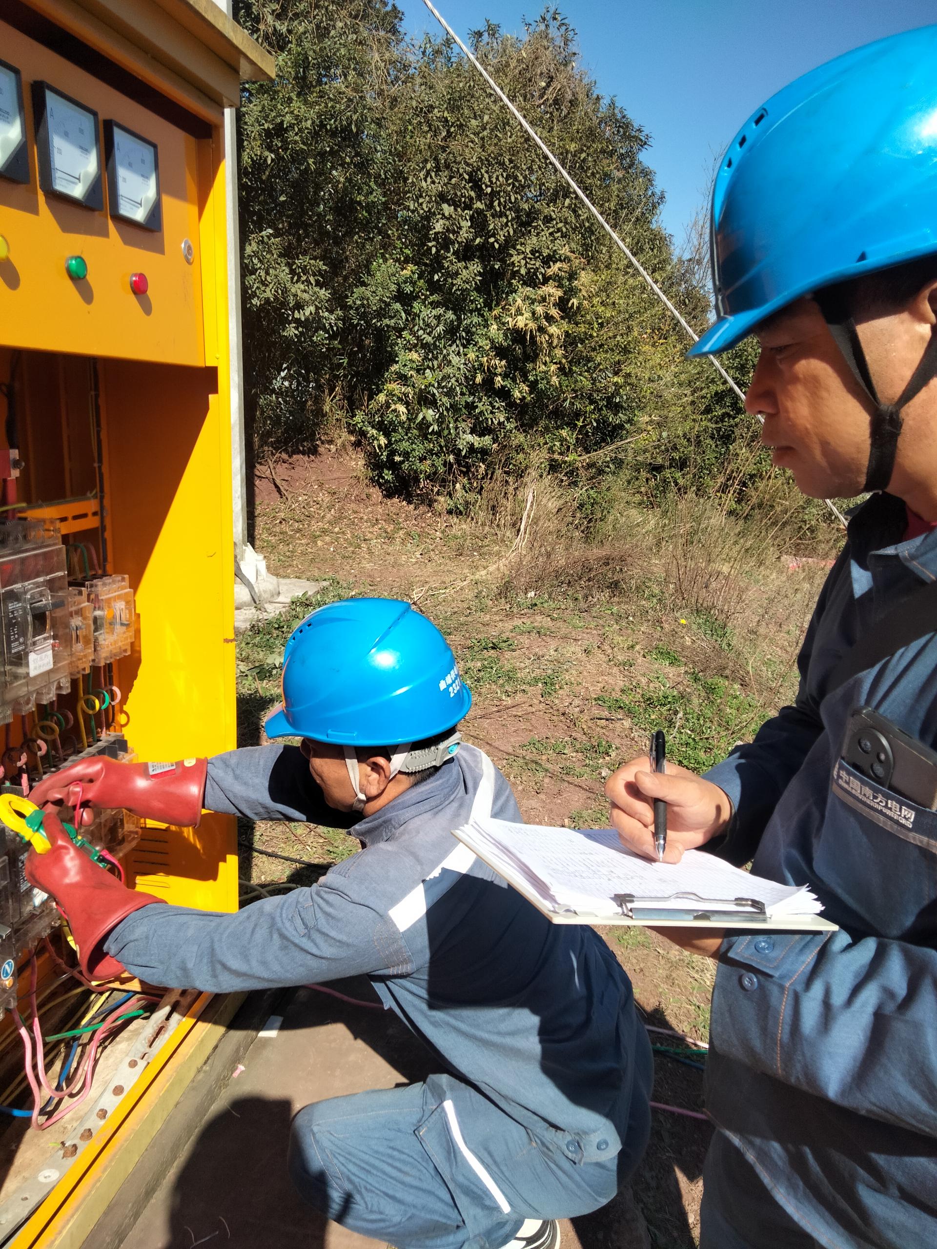 3月23日，南方電網(wǎng)云南曲靖麒麟供電局東山供電所工作人員再次檢查保點(diǎn)設(shè)備 (2).jpg