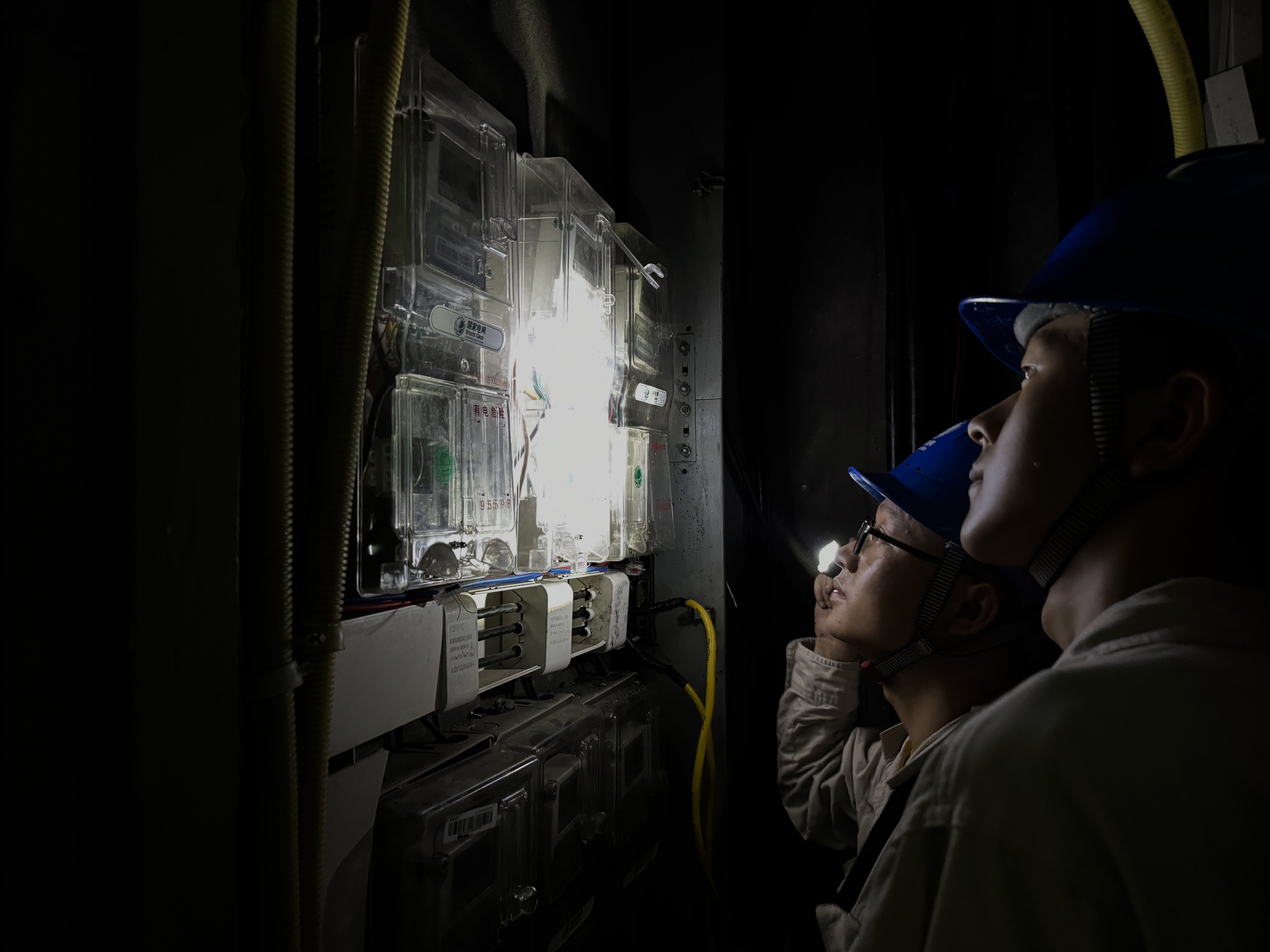 4月15日晚，國網重慶綦江供電公司搶修人員在綦江區普惠國際小區電纜豎井查看設備情況。（林 染 攝）.jpg
