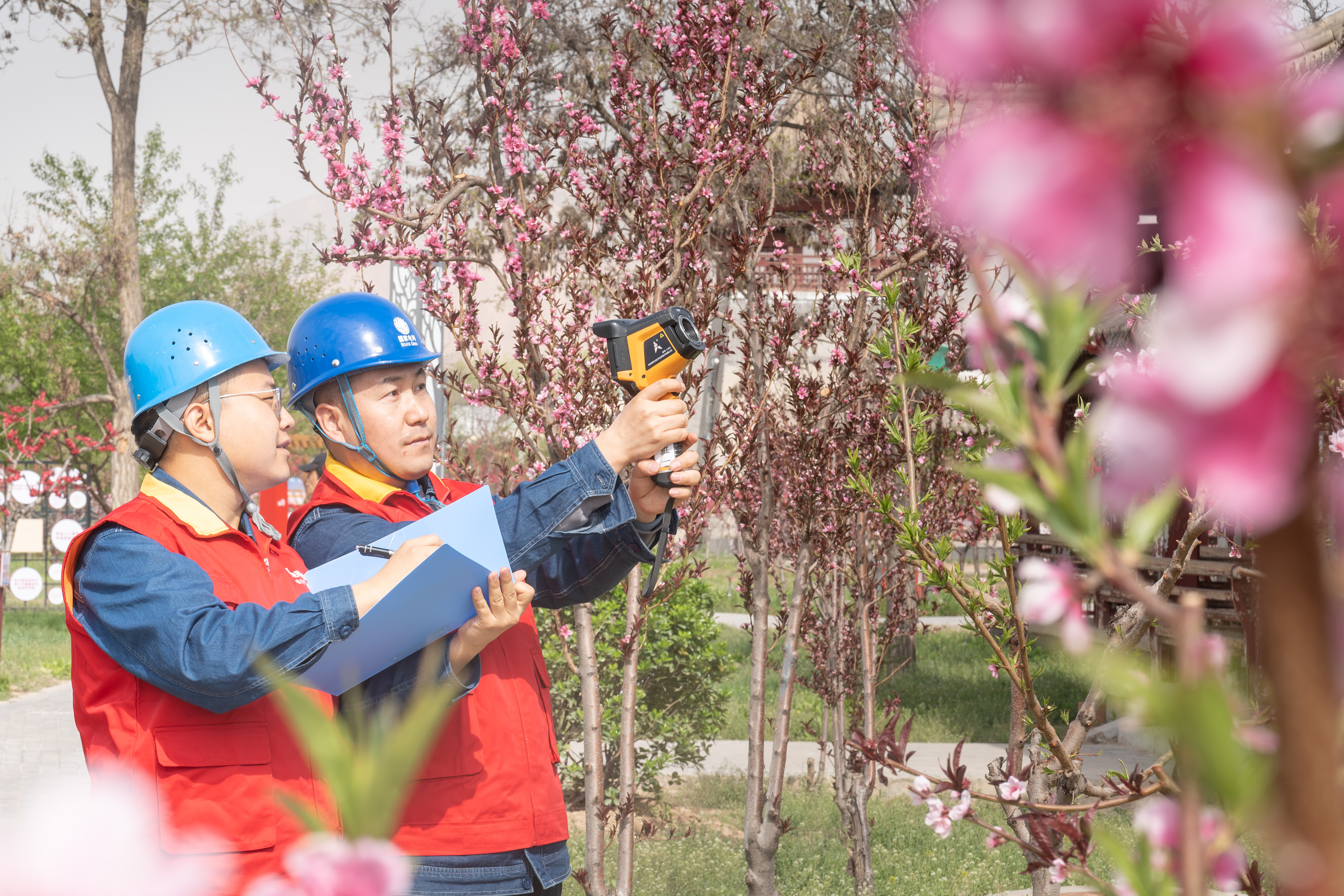 4月16日，國網蘭州供電公司員工何占琦、賈雅斌在安寧區仁壽山第41屆蘭州桃花會現場開展多輪次不間斷巡視測溫，保障桃花會開幕式順利舉行。<span id=