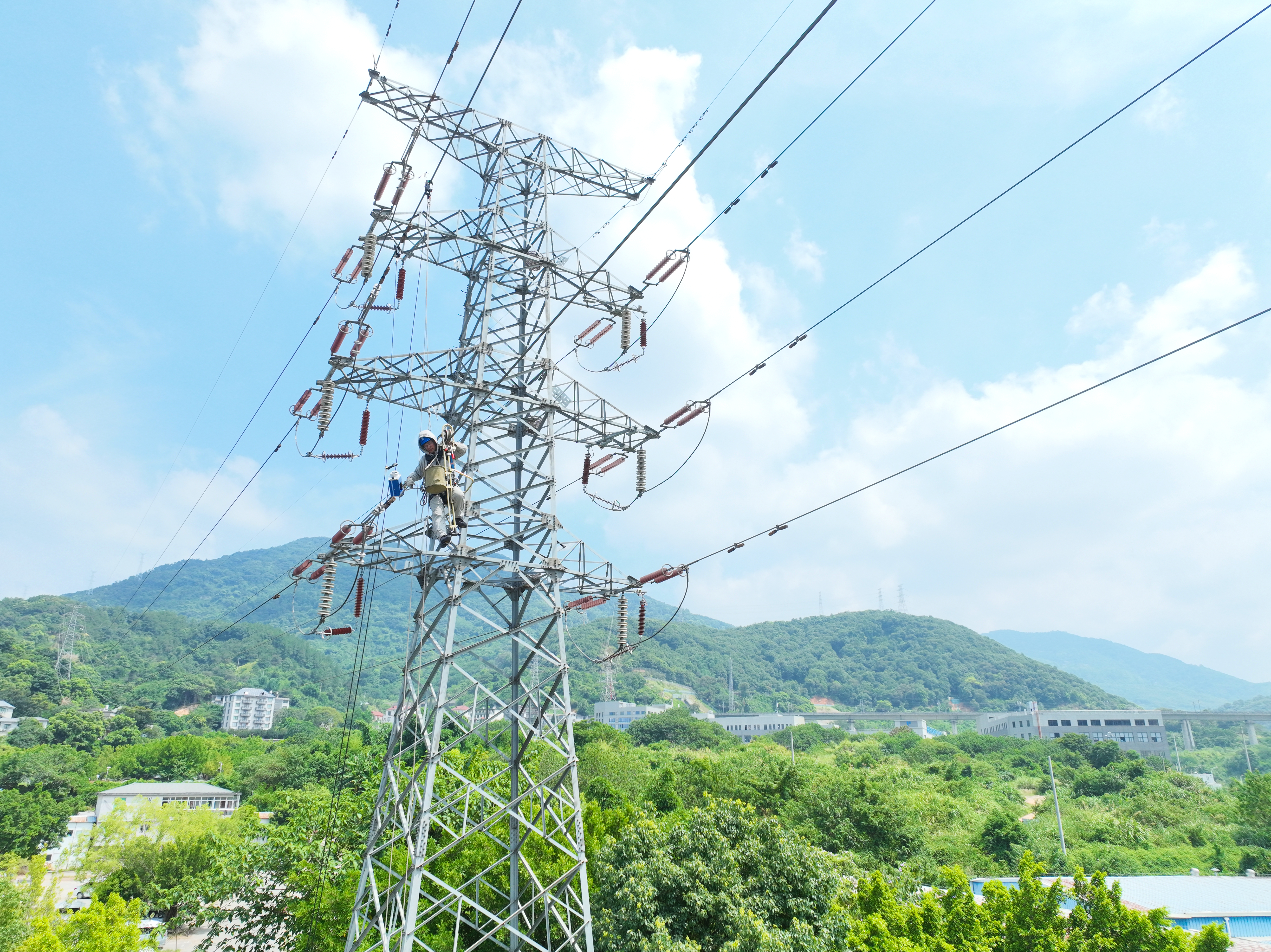 7月15日國(guó)網(wǎng)福州供電公司輸電帶電作業(yè)人員在福州市閩侯縣荊溪鎮(zhèn)永豐村110千伏塔銅Ⅰ路12號(hào)塔帶電對(duì)移位的防震錘進(jìn)行復(fù)位（陳德鈞）3.jpg