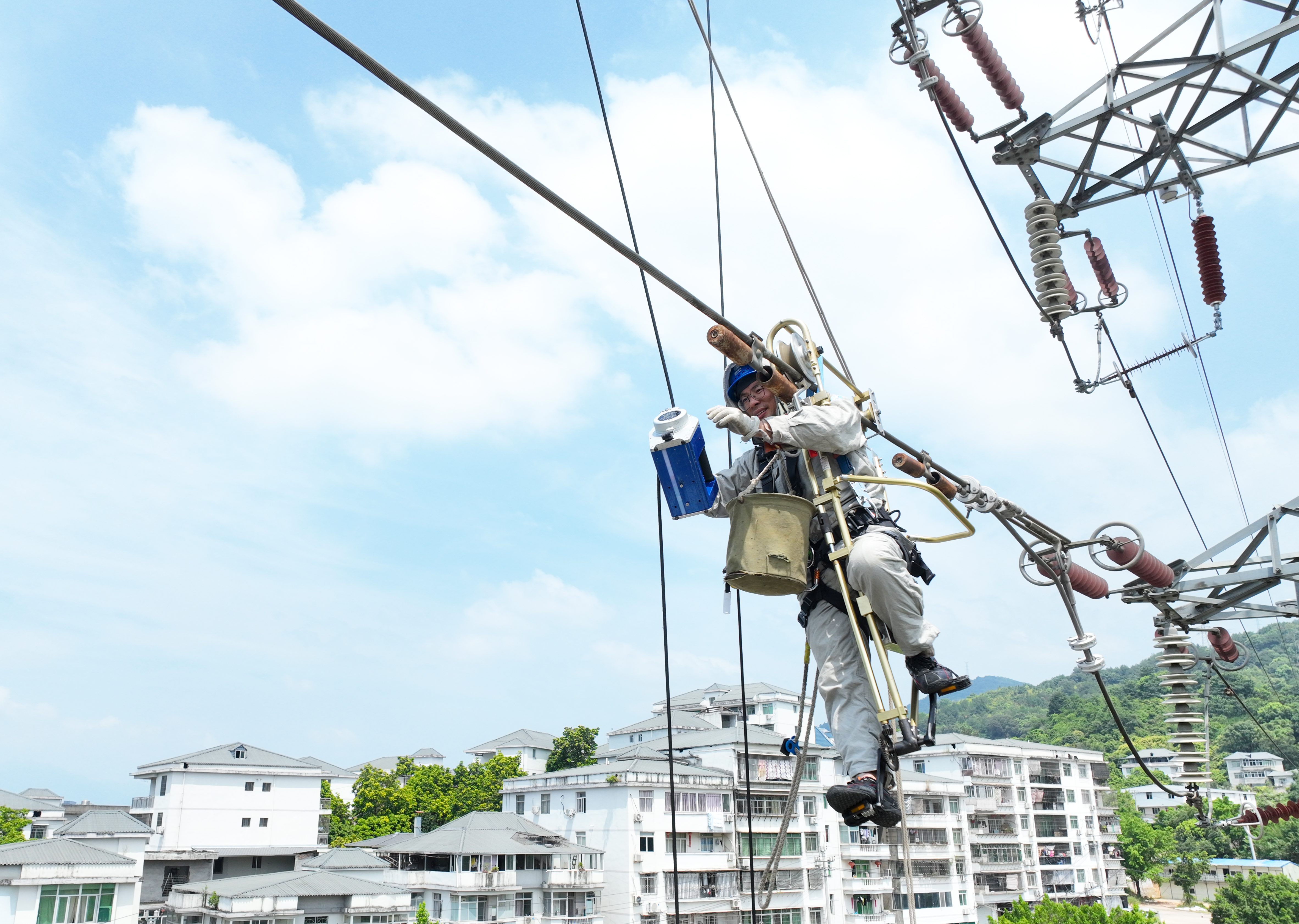 7月15日國(guó)網(wǎng)福州供電公司輸電帶電作業(yè)人員在福州市閩侯縣荊溪鎮(zhèn)永豐村110千伏塔銅Ⅰ路12號(hào)塔帶電對(duì)移位的防震錘進(jìn)行復(fù)位（陳德鈞）2.jpg