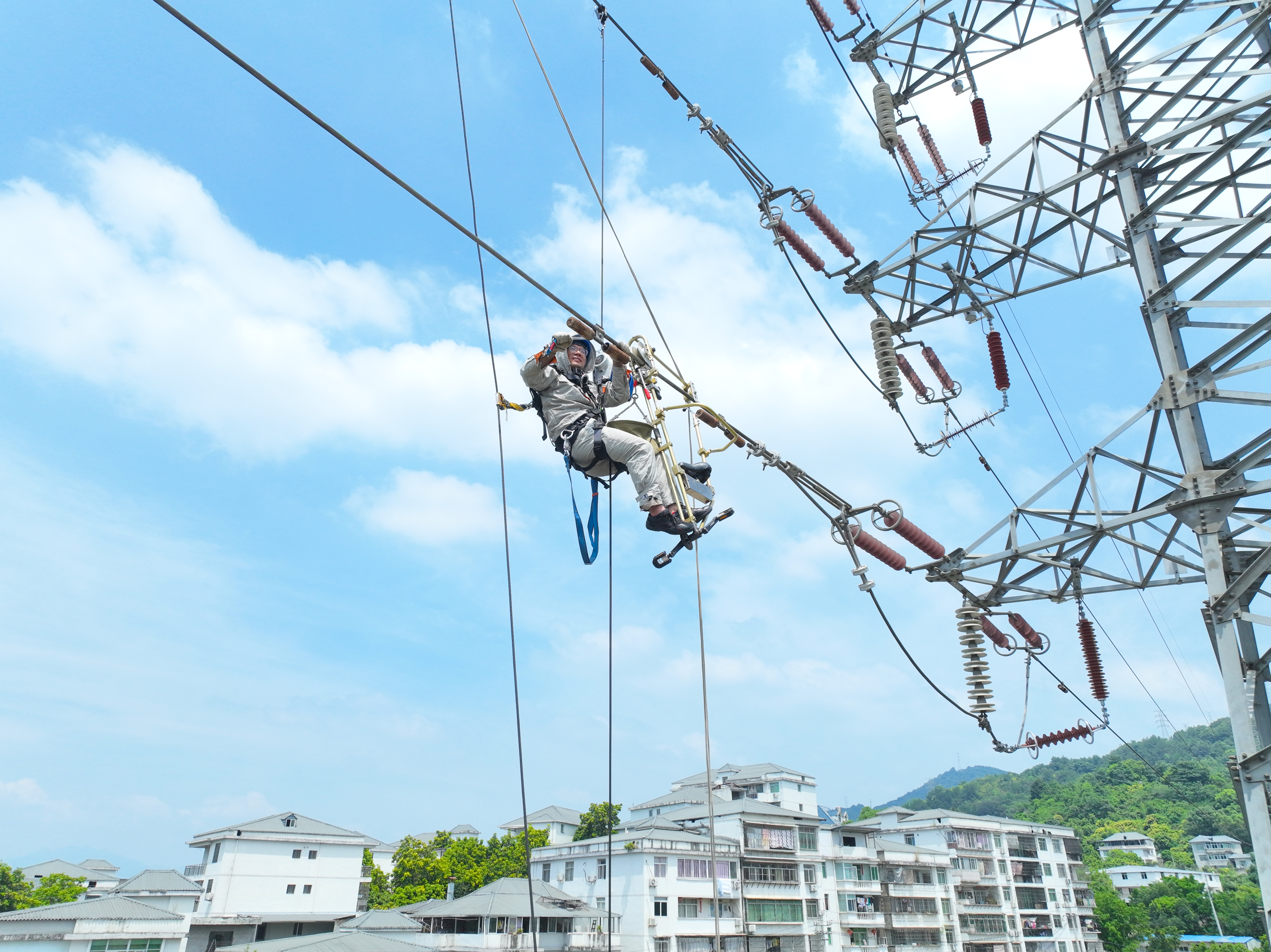 7月15日國(guó)網(wǎng)福州供電公司輸電帶電作業(yè)人員在福州市閩侯縣荊溪鎮(zhèn)永豐村110千伏塔銅Ⅰ路12號(hào)塔帶電對(duì)移位的防震錘進(jìn)行復(fù)位（陳德鈞）.jpg
