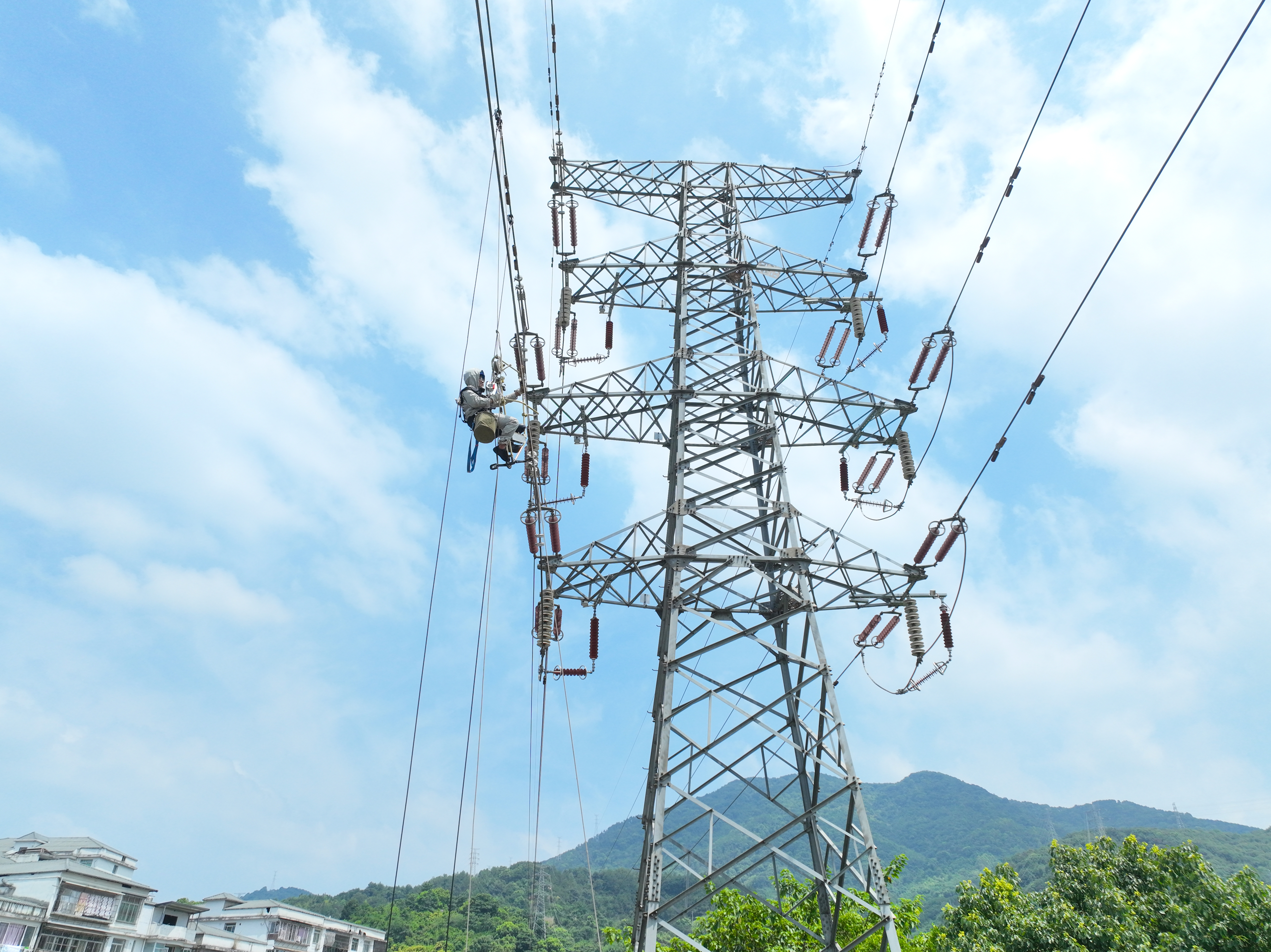 7月15日國(guó)網(wǎng)福州供電公司輸電帶電作業(yè)人員在福州市閩侯縣荊溪鎮(zhèn)永豐村110千伏塔銅Ⅰ路12號(hào)塔帶電對(duì)移位的防震錘進(jìn)行復(fù)位（陳德鈞）1.jpg