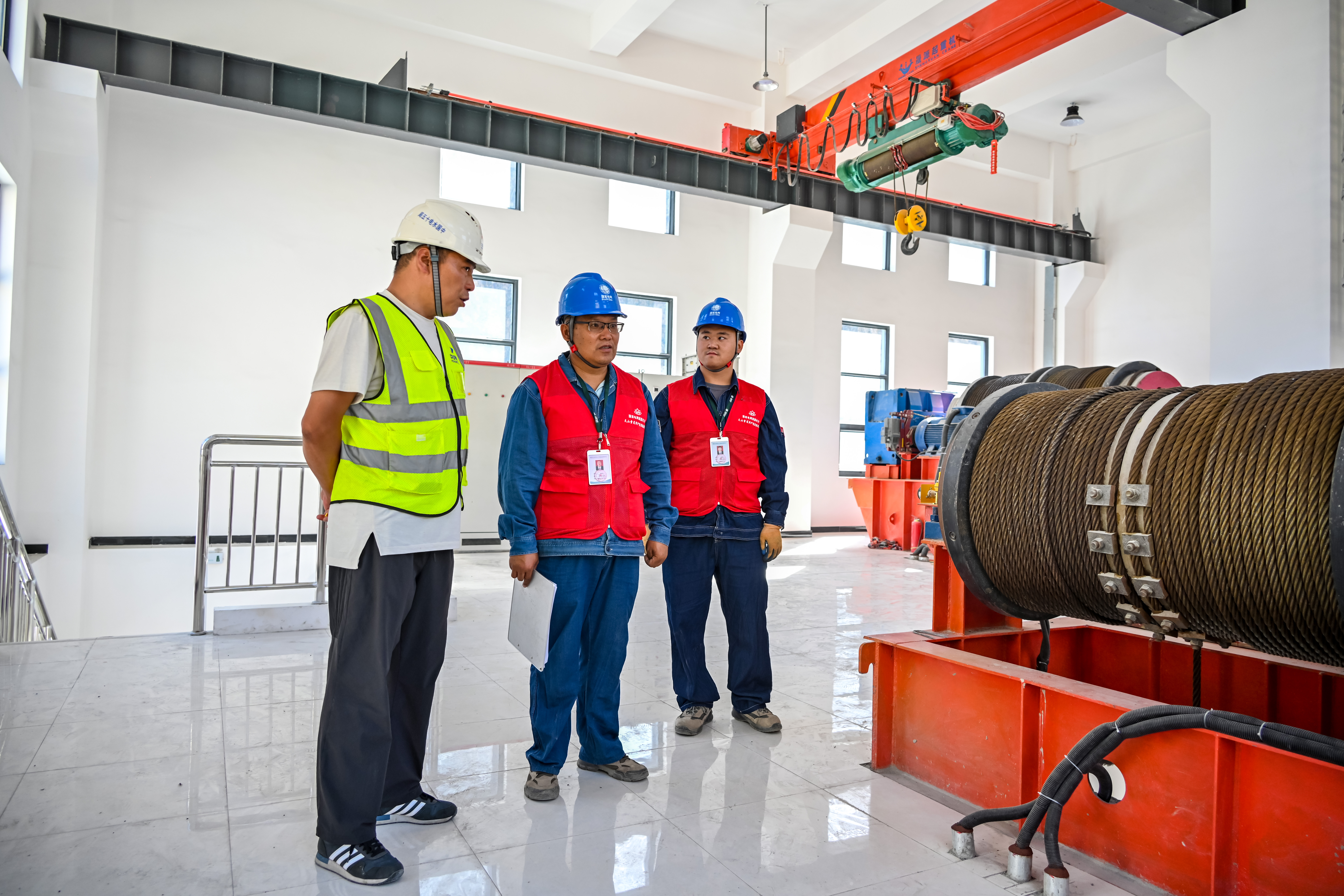 7月18日，國網巴州供電公司工作人員來到庫爾楚水庫工程建設現場，義務巡檢水庫專用線路設備，解決施工方遇到的各類用電問題。（史俊毫 攝）3.jpg