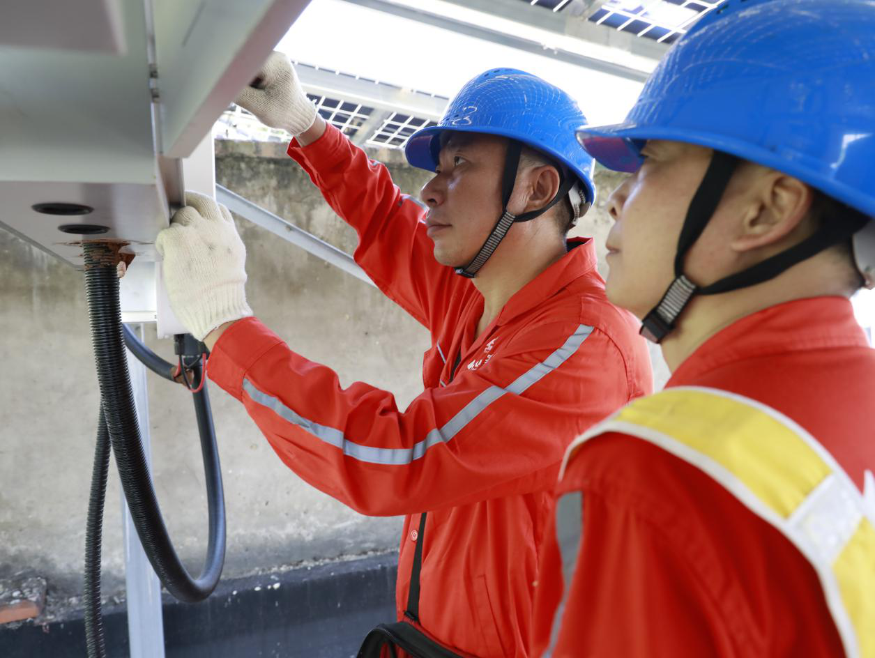 8月20日，國網(wǎng)重慶綦江供電公司工作人員為村民檢查光伏設(shè)備。（袁巧攝）.png