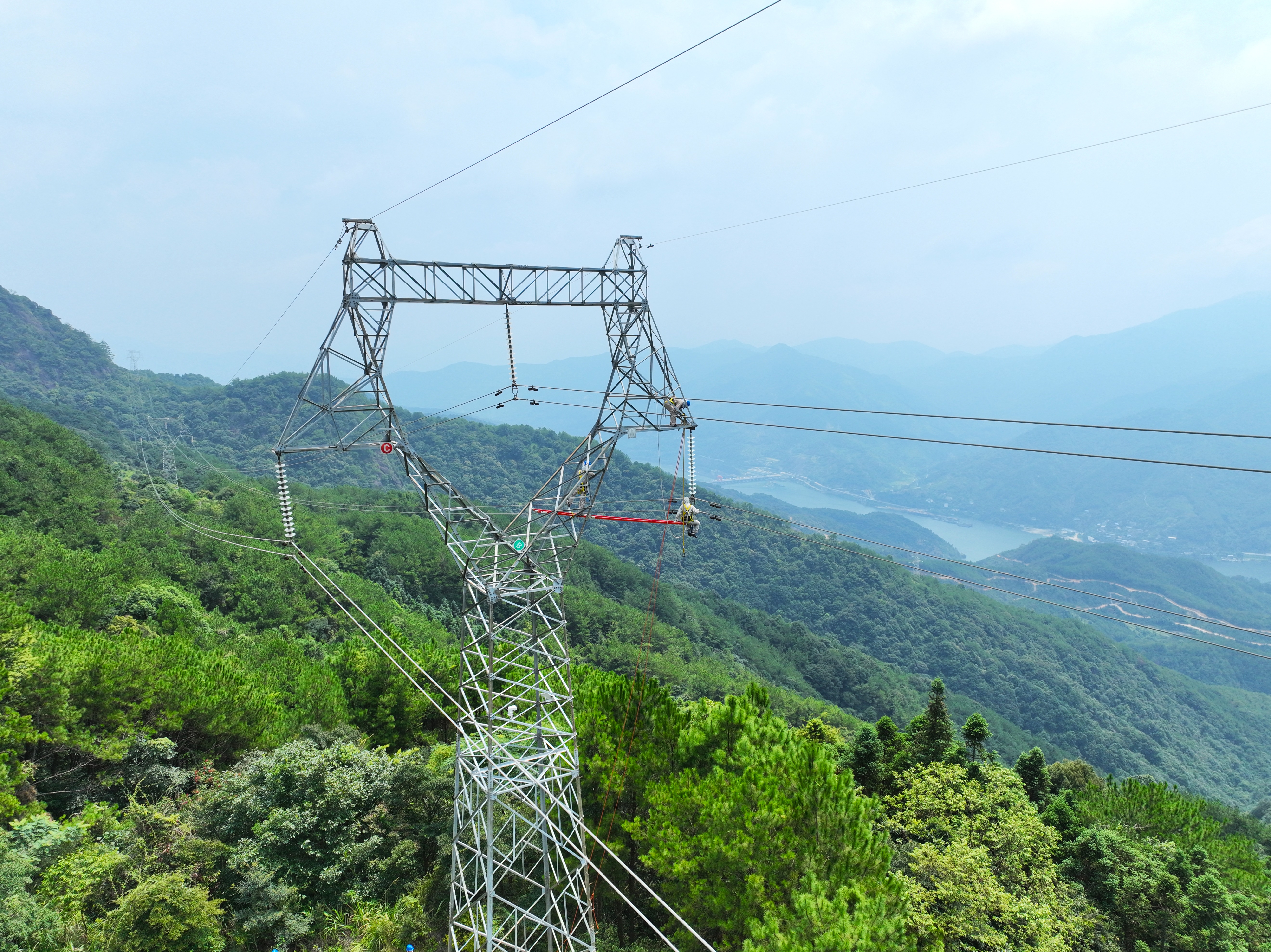 9月3日國網福州供電公司輸電帶電作業人員在福建省福州市閩清縣雄江鎮尚坑村對220千伏槐北線63號塔雷擊受損玻璃絕緣子進行帶電更換，確保線路的安全穩定運行。（陳德鈞）1.jpg