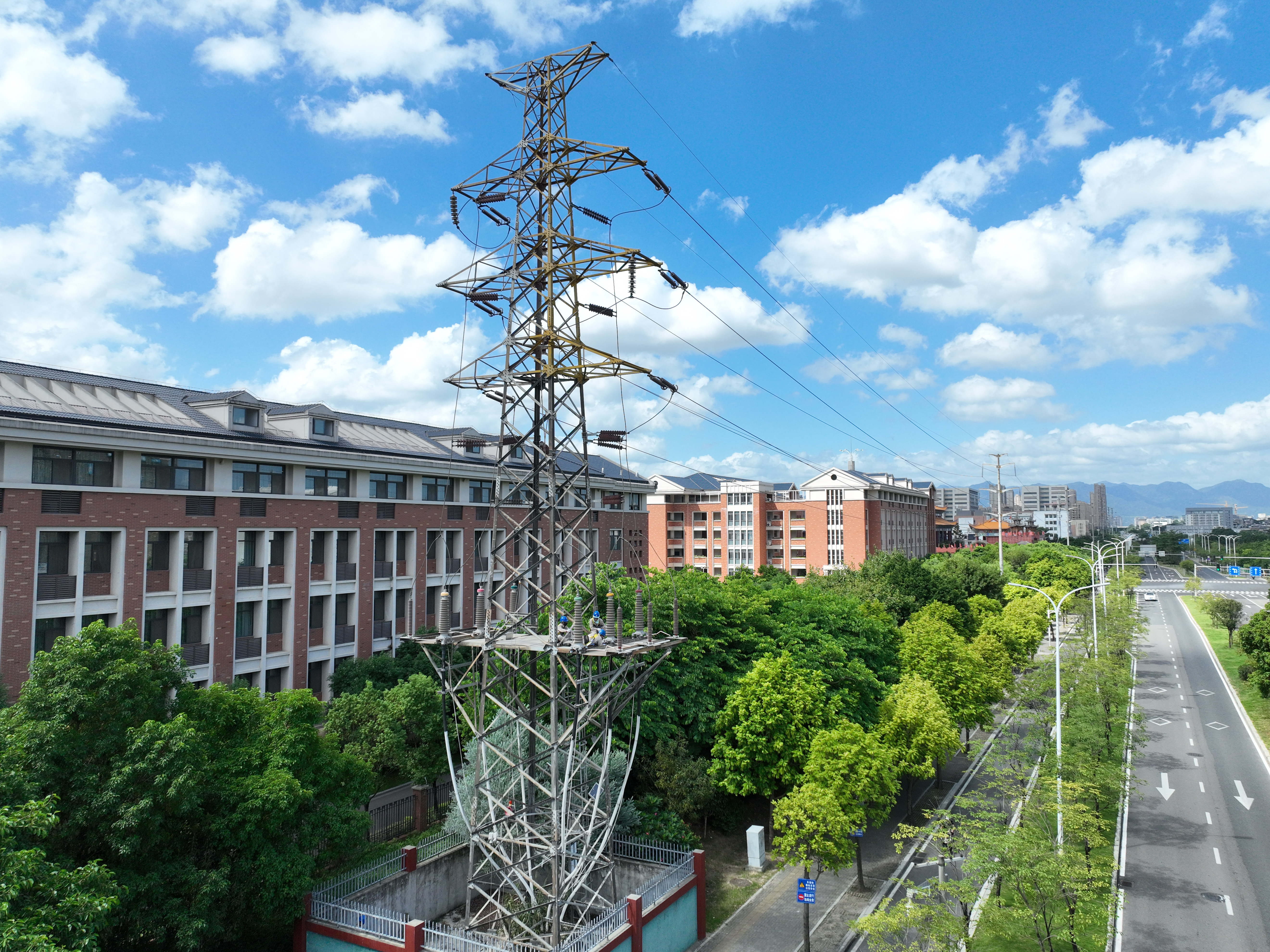 9月18日國網(wǎng)福州供電公司輸電帶電作業(yè)一班在福建省福州市倉山區(qū)北園路對110千伏先上線1號電纜終端護層接地線進行檢修（陳德鈞）3.jpg