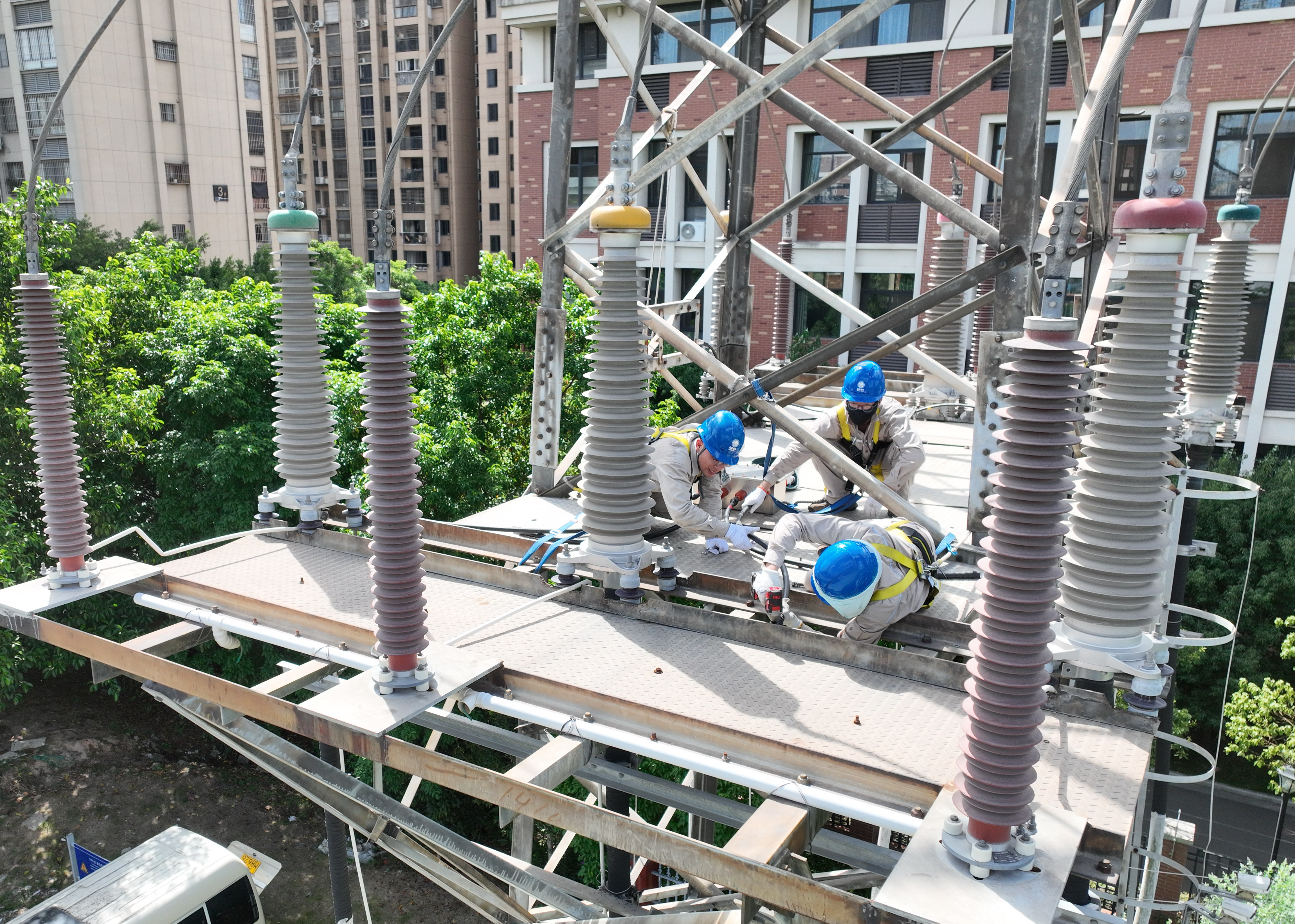 9月18日國網(wǎng)福州供電公司輸電帶電作業(yè)一班在福建省福州市倉山區(qū)北園路對110千伏先上線1號電纜終端護層接地線進行檢修（陳德鈞）2.jpg