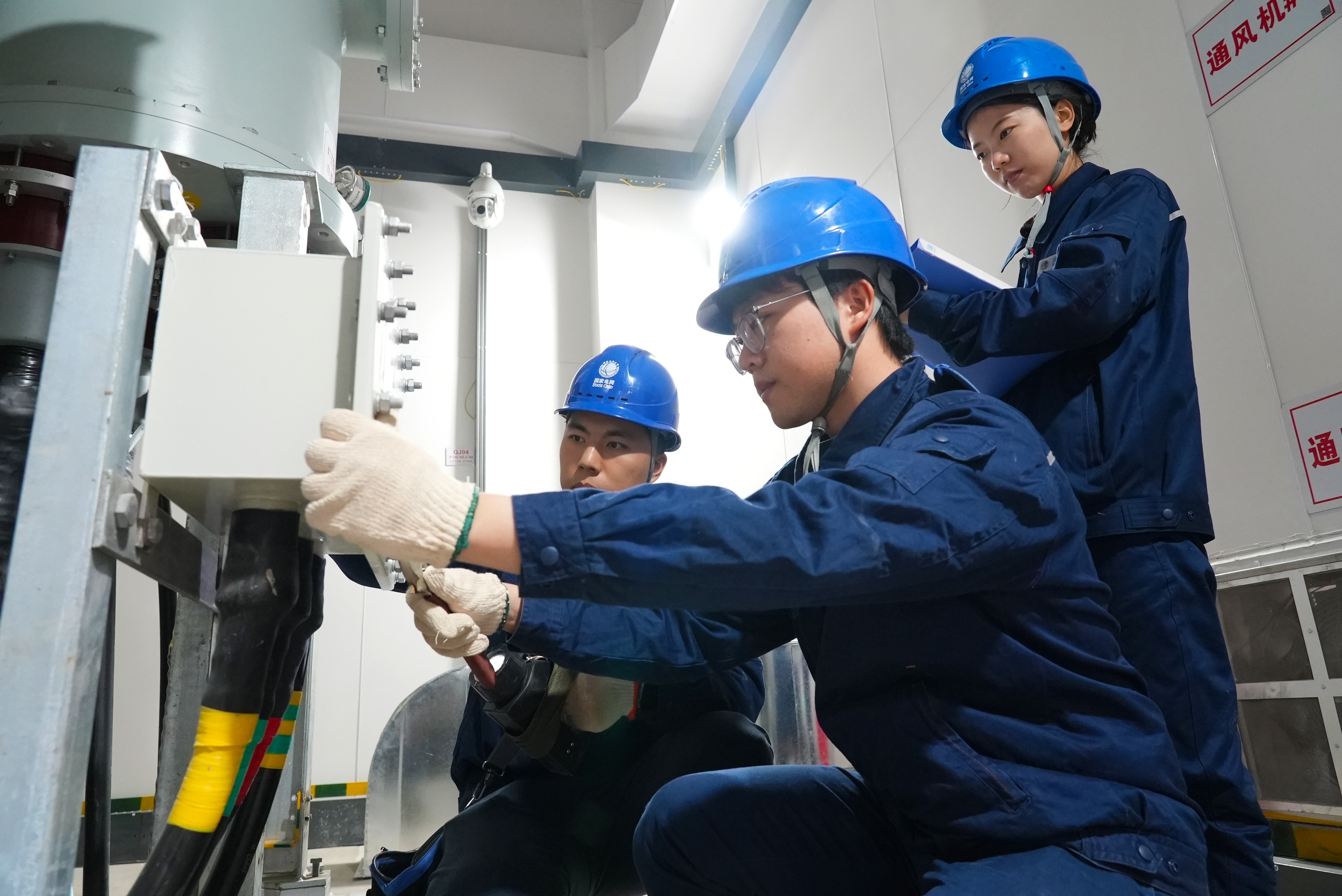 12月5日國網福州供電公司工作人員對110千伏浦下變電站d的電纜終端開展投<span id=