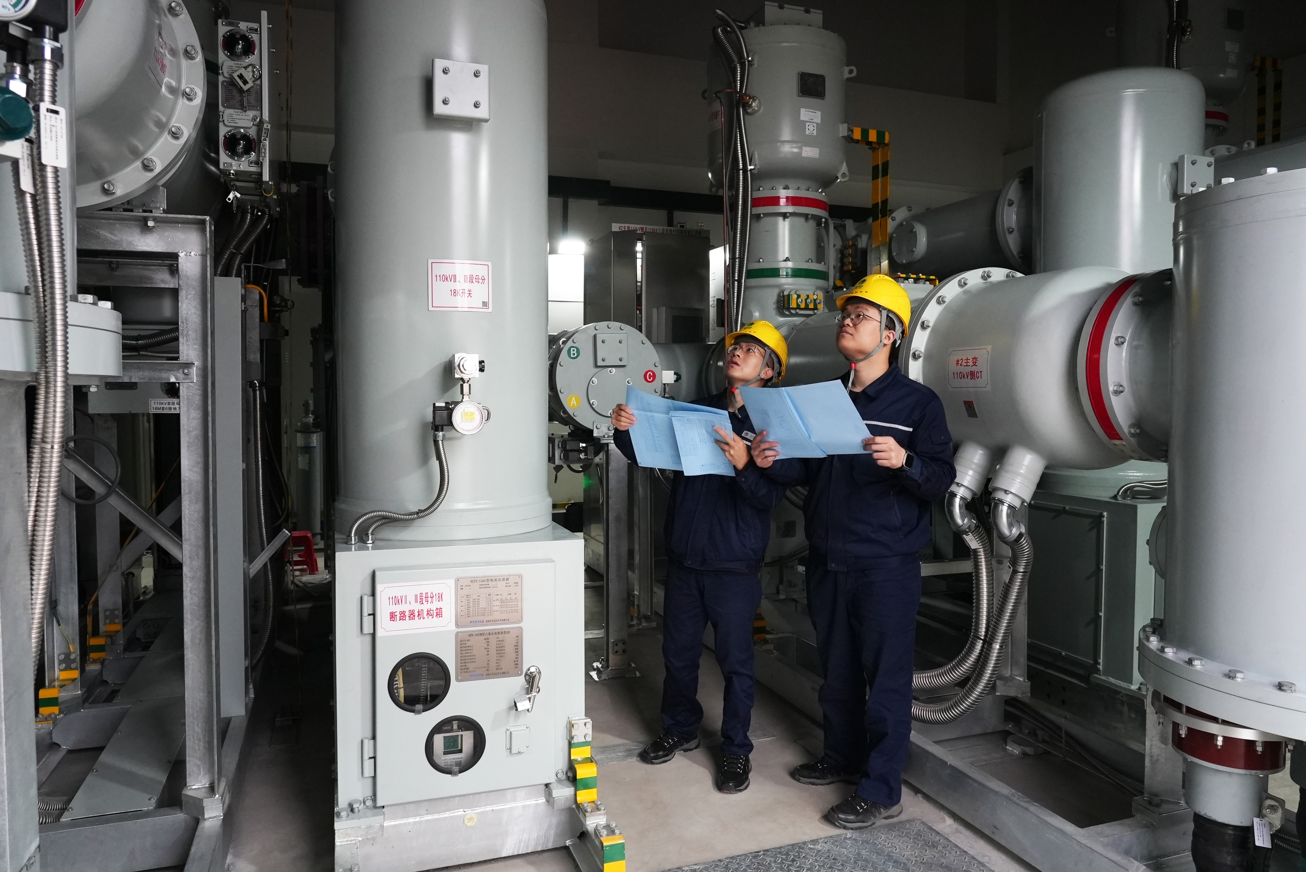 12月5日國網福州供電公司工作人員對110千伏浦下變電站的GIS設備開展投<span id=
