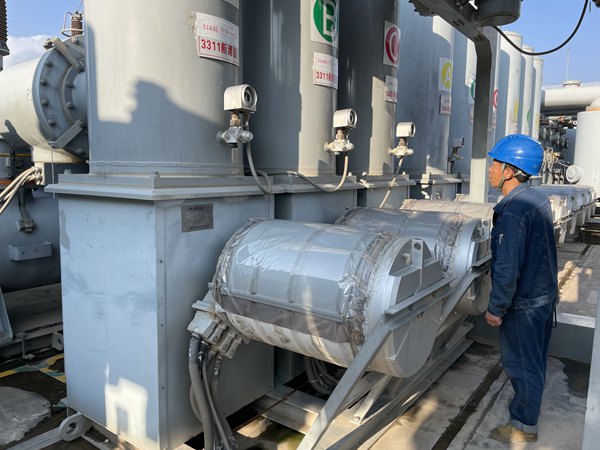圖為劉家峽水電廠電氣分場員工對巡查戶外電力設備  600.jpg