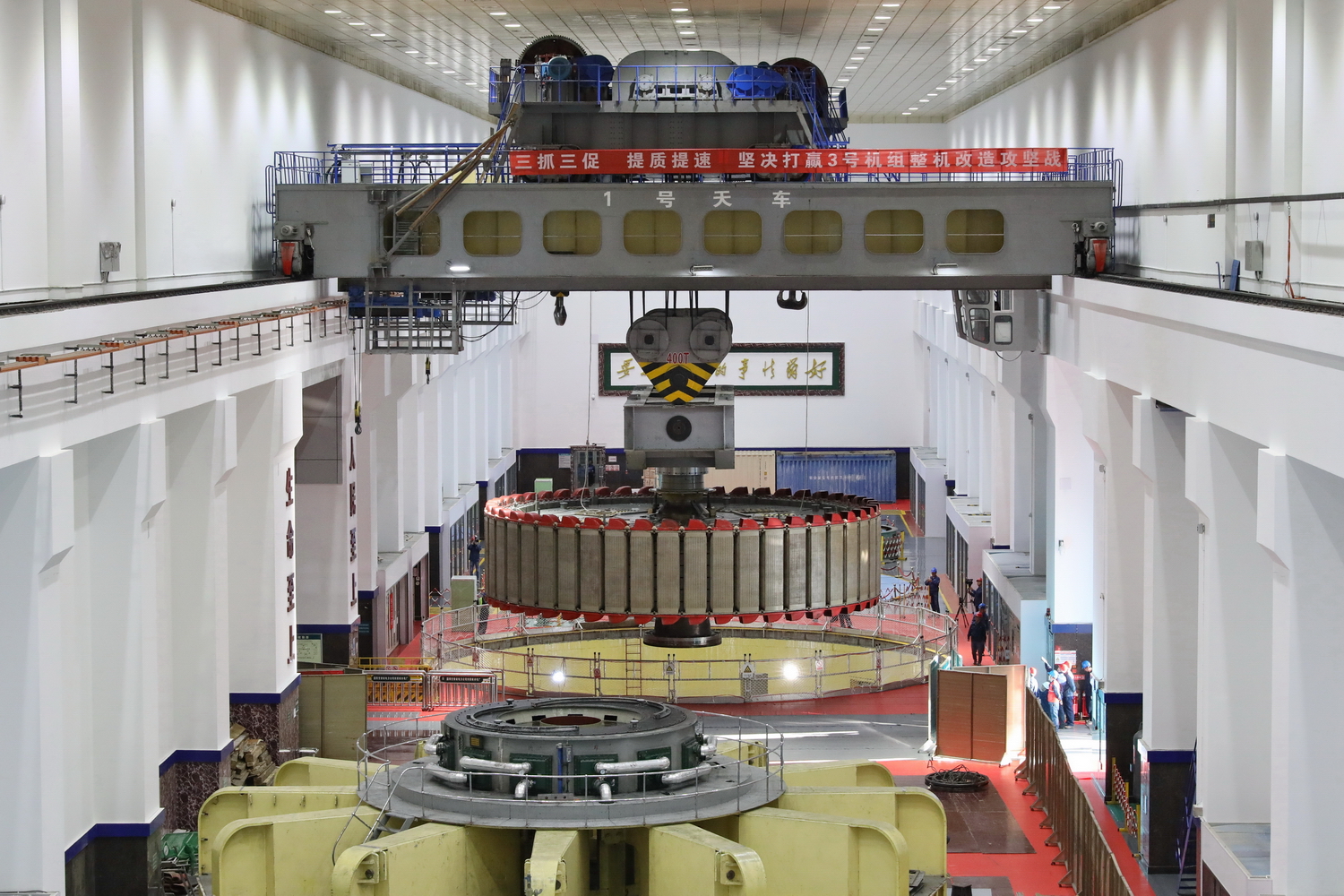 劉家峽水電廠3號機組轉子成功吊出 (1).JPG