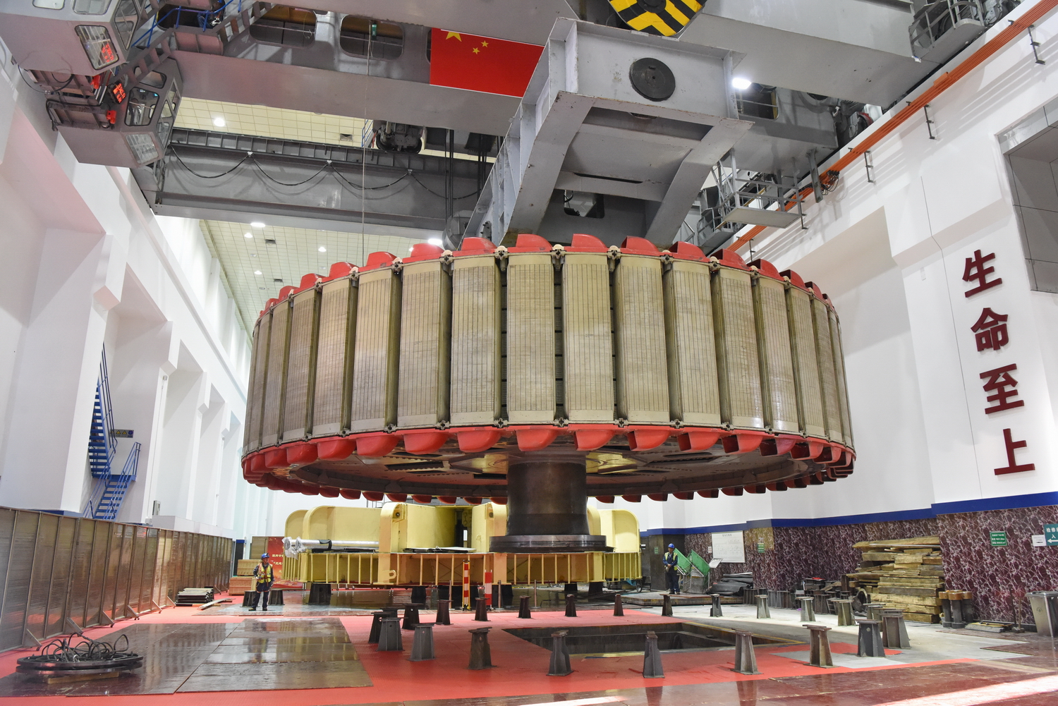 劉家峽水電廠3號機組轉子成功吊出 (3).JPG