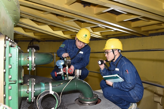 圖為劉家峽水電廠運行人員對4號機組進行停機巡查_550.jpg