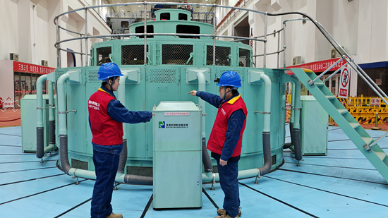 劉家峽水電廠職工檢查發(fā)電機(jī)運(yùn)行情況 550.jpg