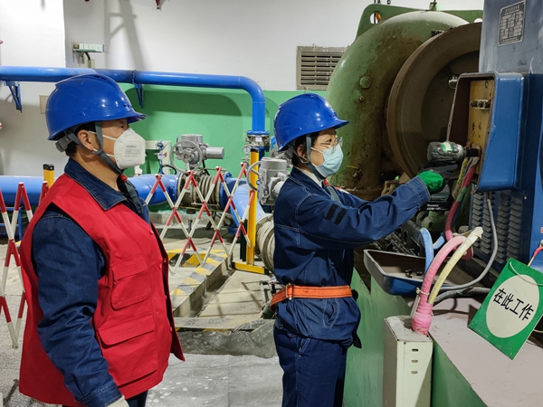 圖為青工在師傅指導下對發電機進行拆解學<span id=
