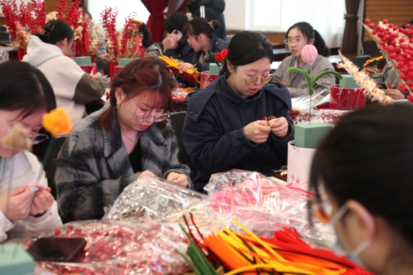 2--清水川能源公司舉辦“迎三八 展風采”女職工手工制作活動_副本.jpg