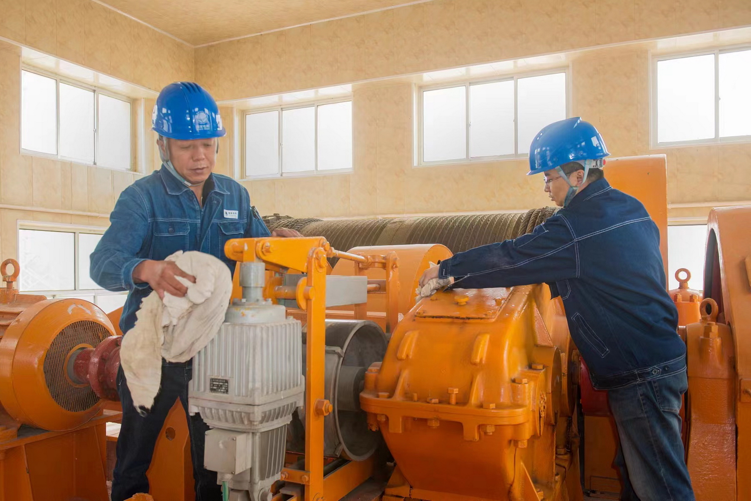 劉家峽水電廠：泄水閘門及啟閉系統(tǒng)完成春檢 (1).jpg