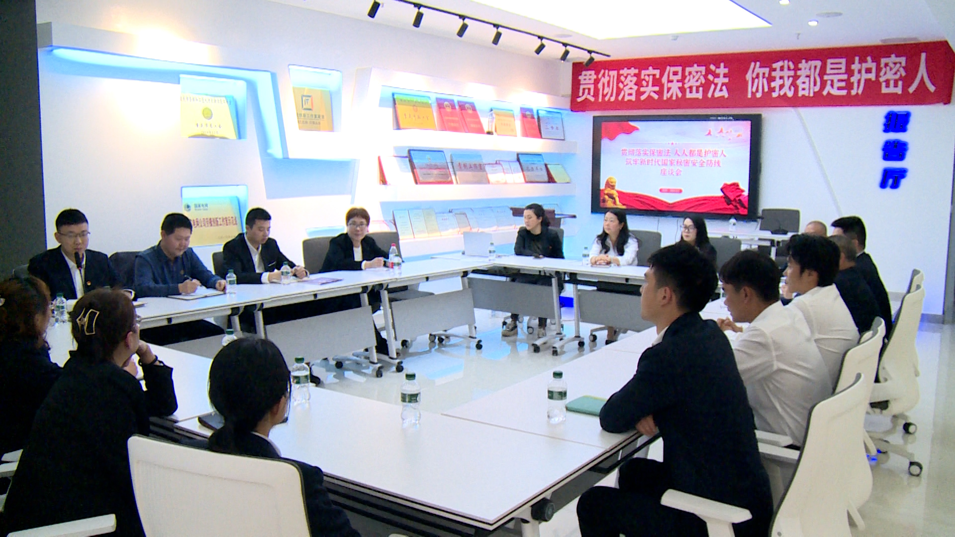4月9日，國網(wǎng)重慶綦江供電公司工作人員在公司開展座談會討論。（袁巧 攝）.jpg