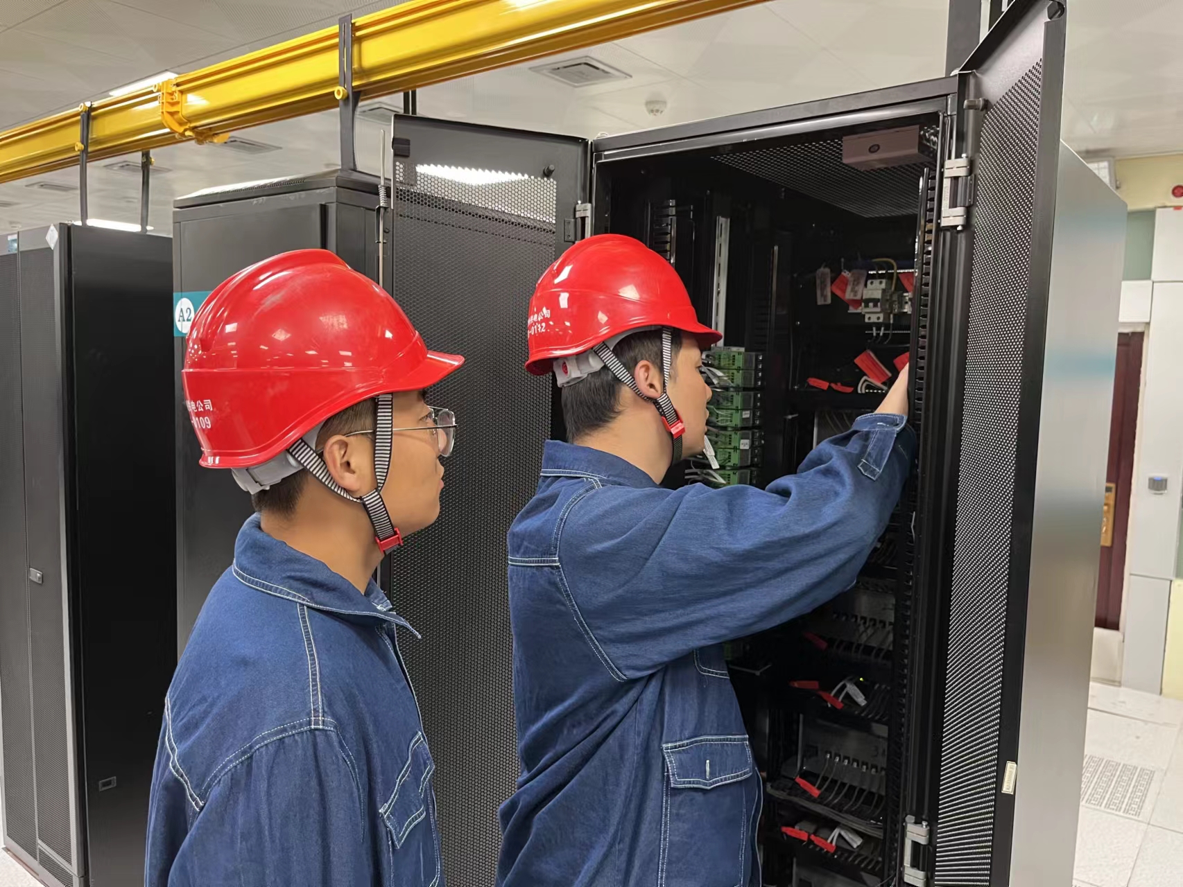 工作人員對北斗短報文通信設備進行調試。（冉夢晨）1.jpg