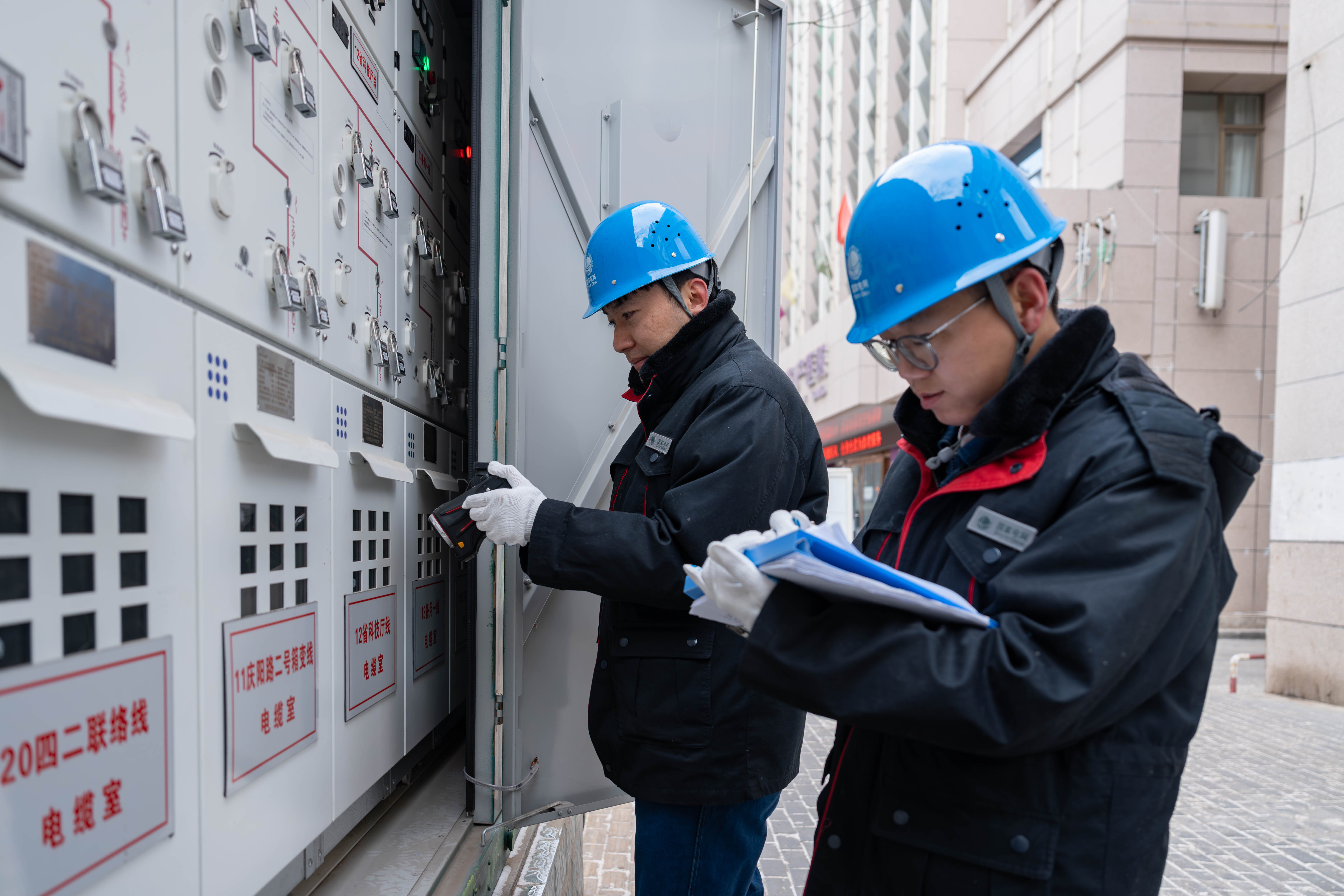 國網蘭州供電公司職工在慶陽路廣場<span id=