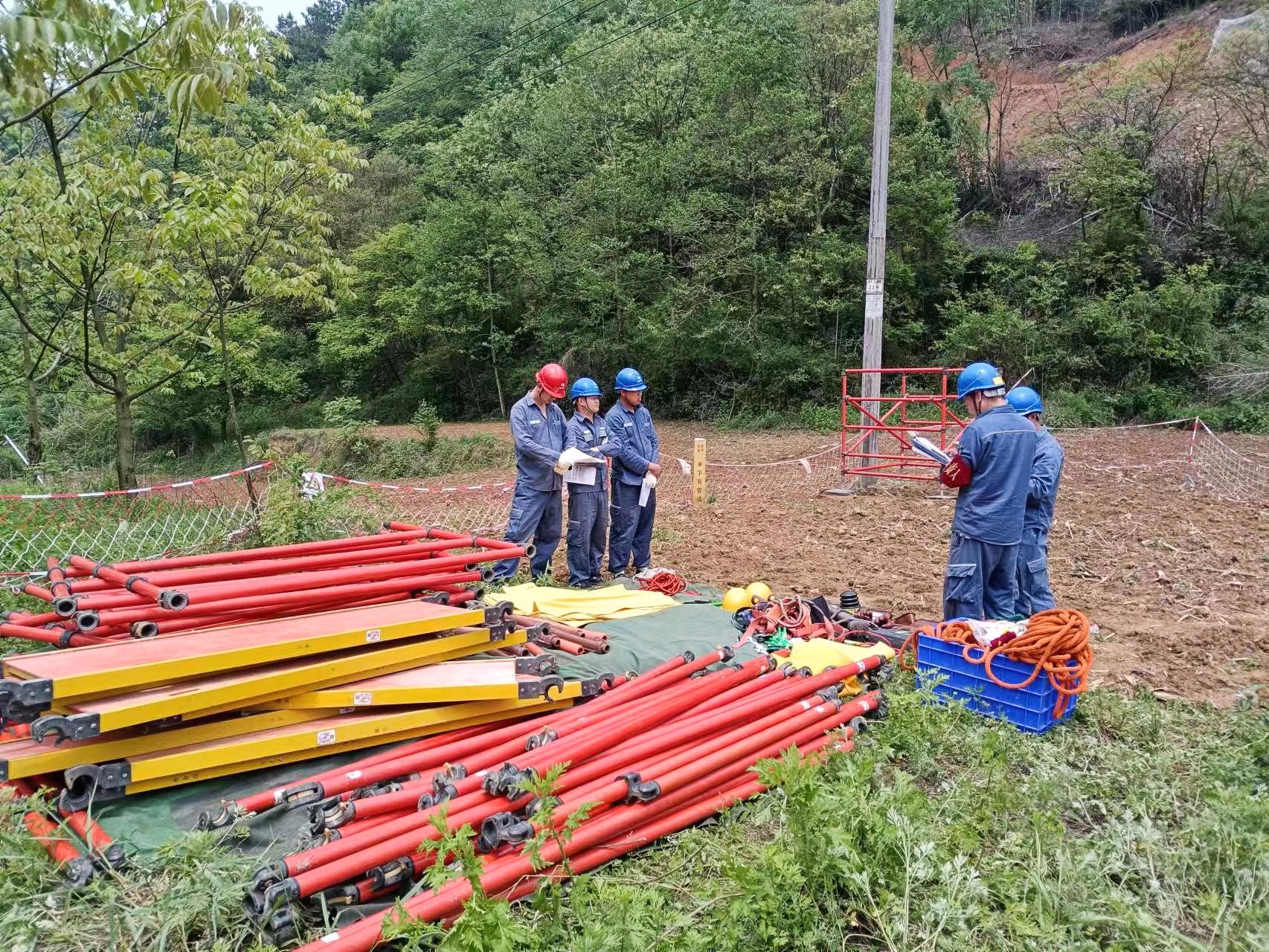 OA山區(qū)帶電作業(yè)車不能到達 絕緣腳手架跟上.jpg