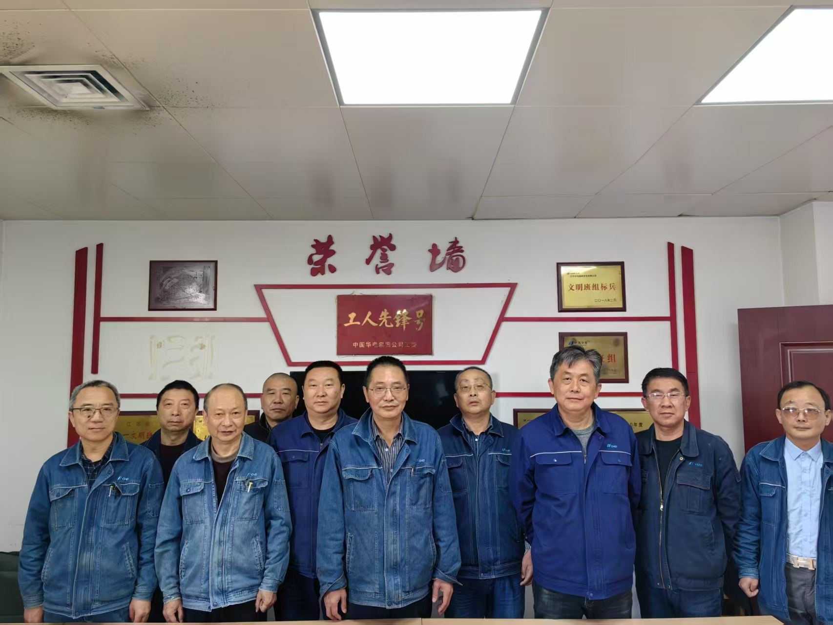 揚電公司檢修部電氣分部電機班全家福.jpg