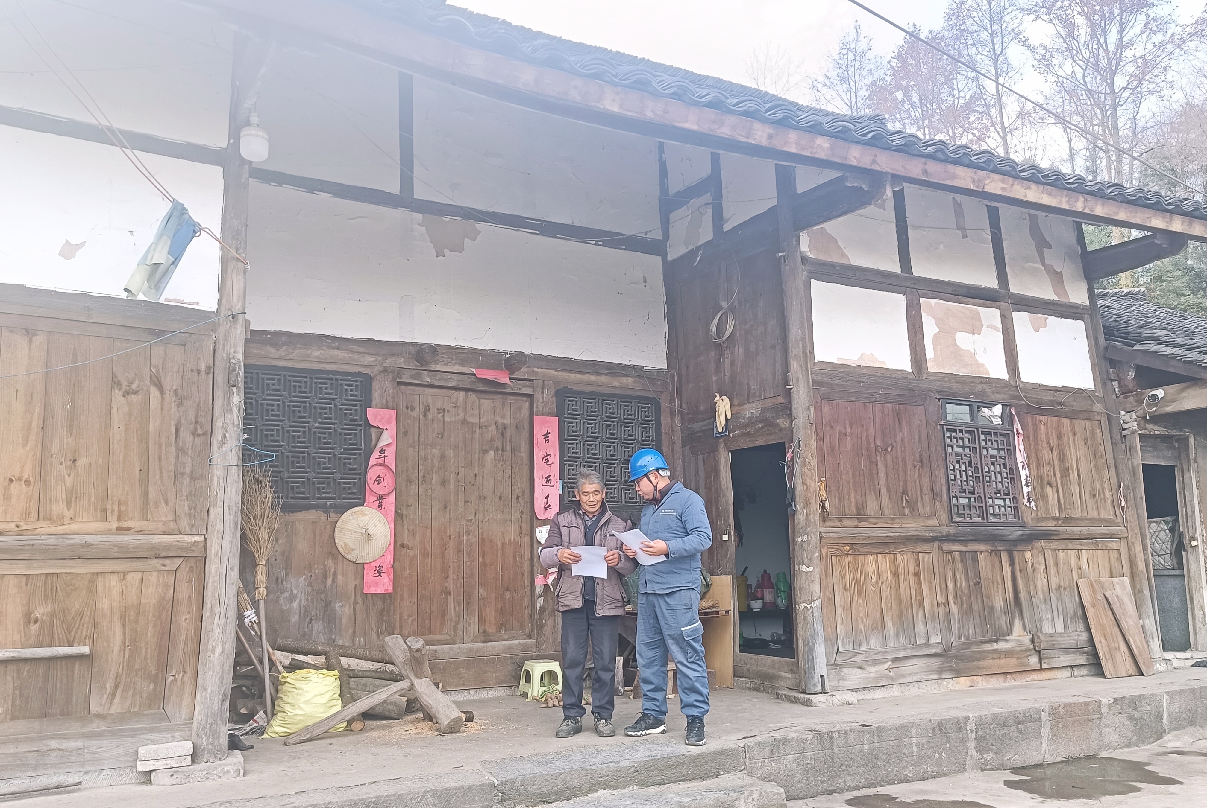 對木質(zhì)房屋用戶開展用電宣傳.jpg
