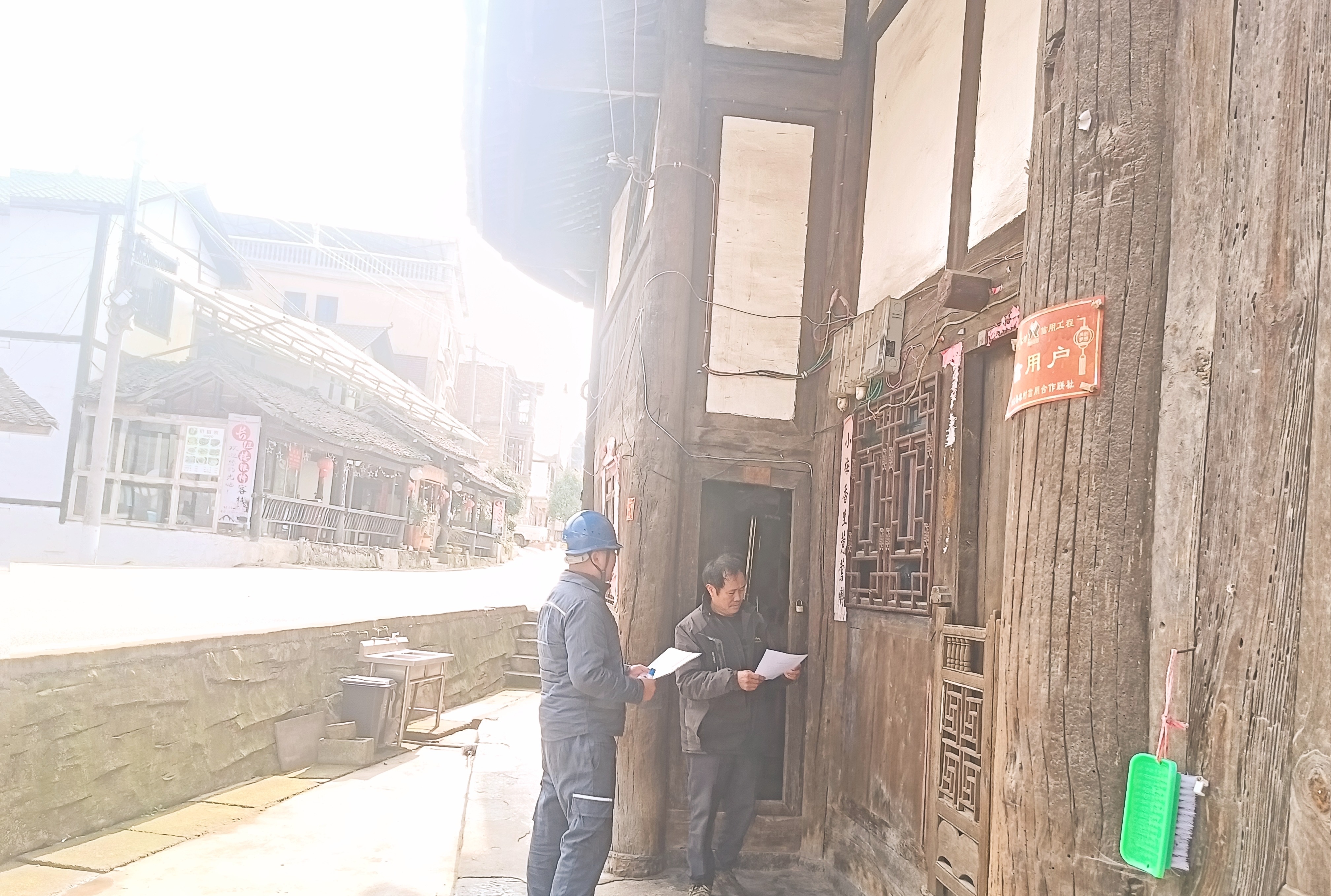 對木質(zhì)房屋用戶開展用電宣傳1.jpg