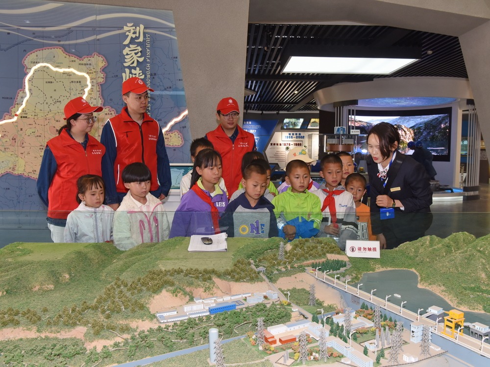 劉家峽水電廠：別樣六一！讓愛國主義教育更火熱 (3)_調整大小.JPG