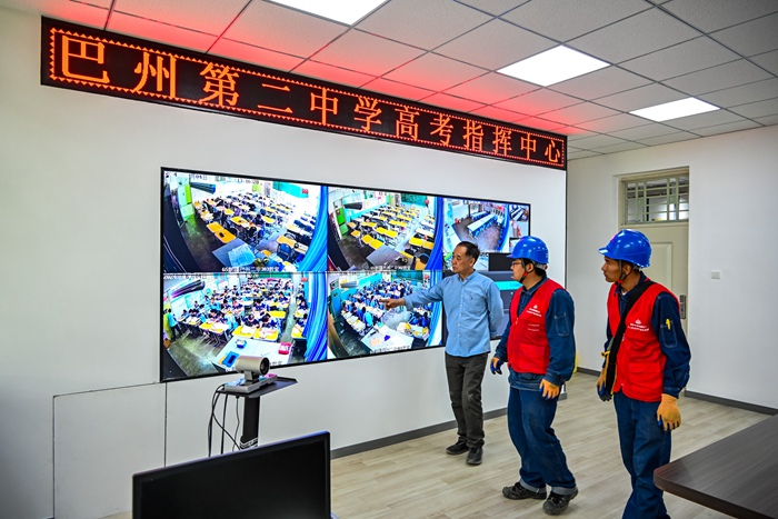 6月5日，國網巴州供電公司組織員工前往巴州第二中學高考考點對考點學校監控室設備運行情況進行全面檢查。（史俊毫 攝）_副本.jpg