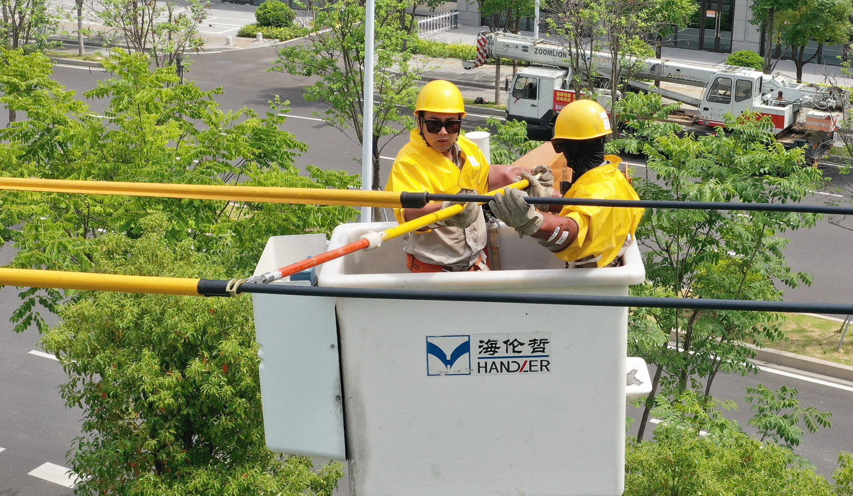 6月25日，國網福州供電公司帶電作業人員在福州市雁頭路開展帶電立桿作業9（柯俊明）.jpg
