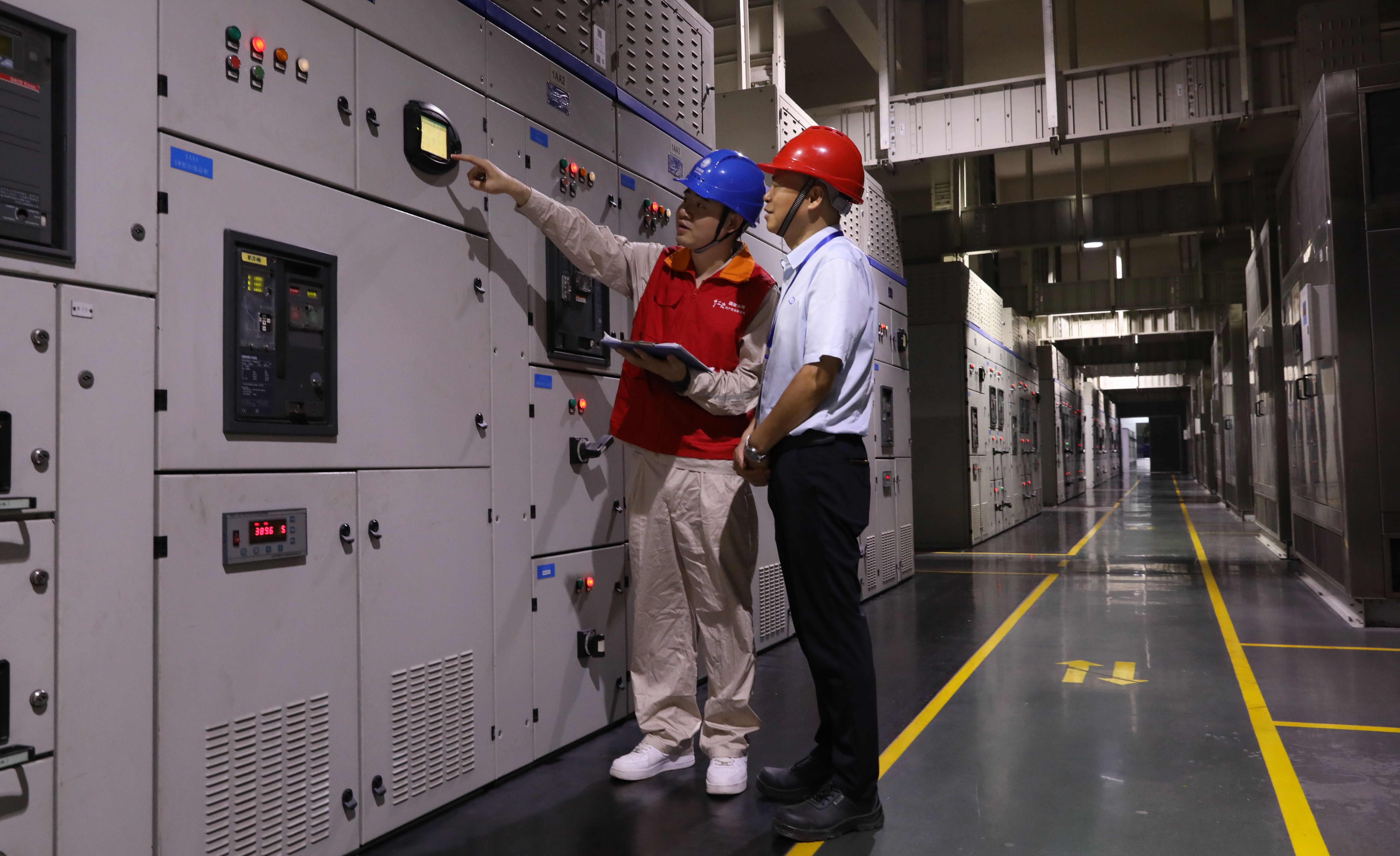 6月26日，國家電網工作人員在萬盛福耀玻璃有限公司了解用電需求。 （袁 巧 攝）.jpg