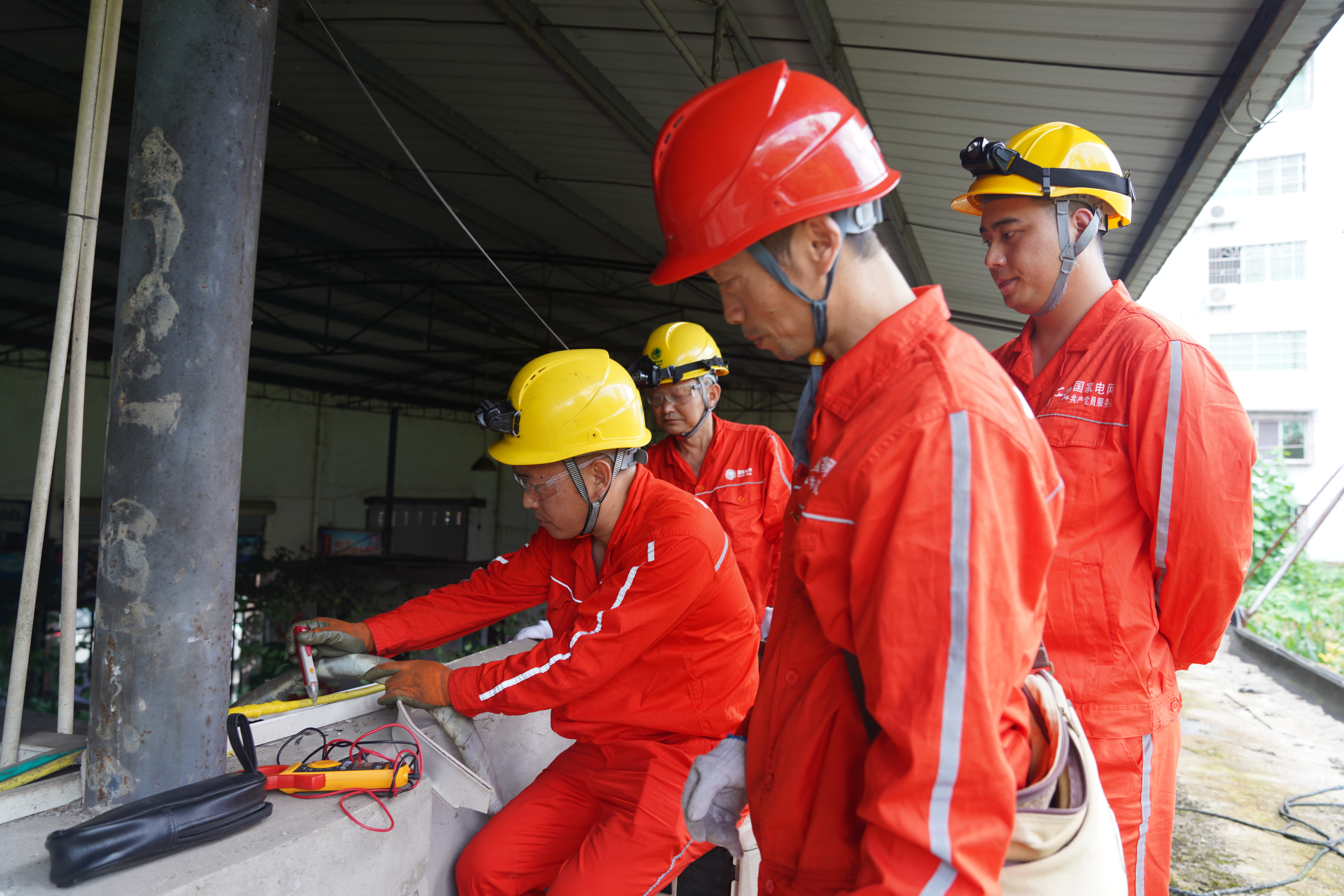 7月10日，重慶銅梁供電公司員工柏興旺、蔣文波在銅梁區南城夜市開展商戶安全用電服務工作（顏玲莉）。.JPG