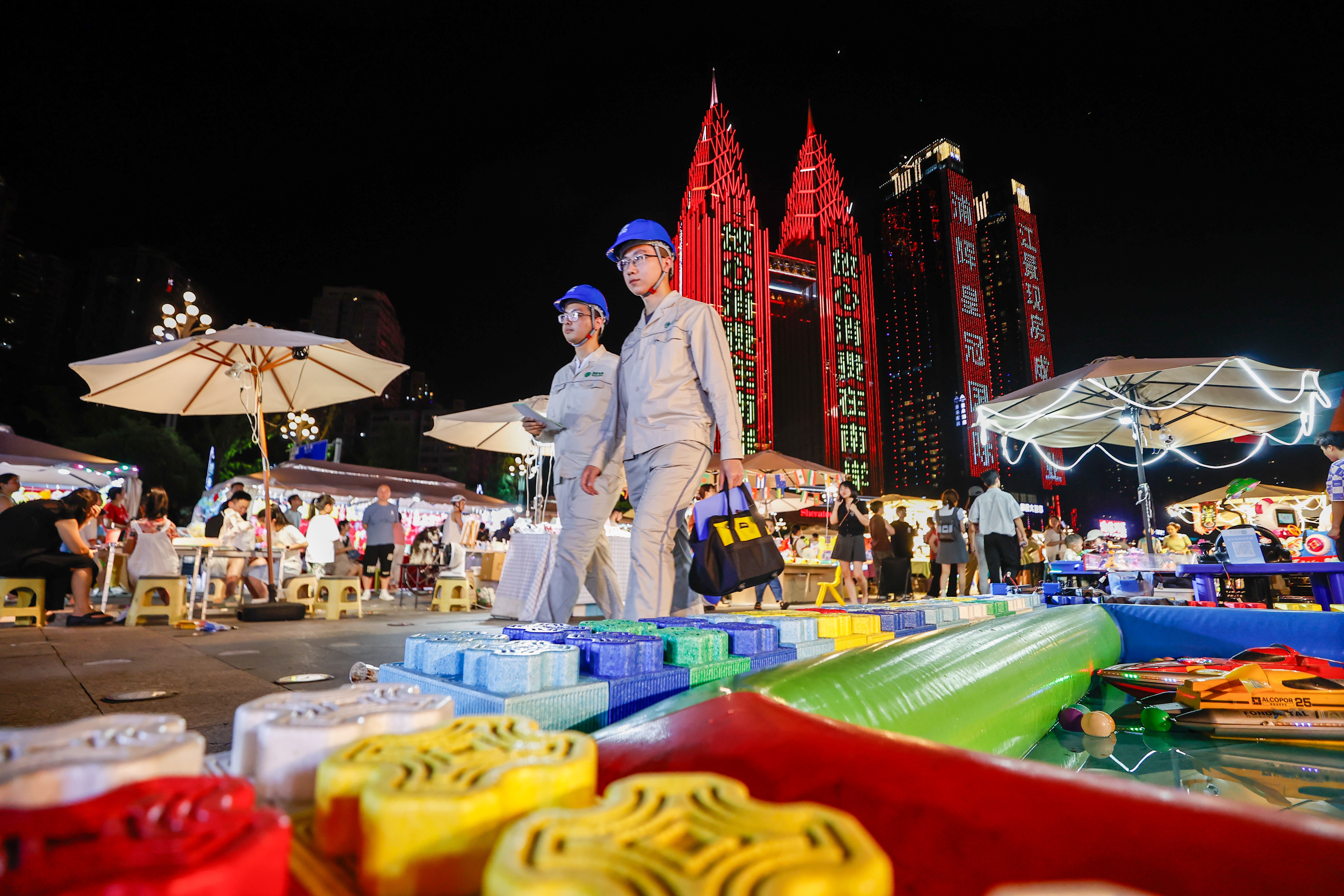 國網重慶市南供電公司員工在對夜市電力設備進行巡視。（龔超）.jpg