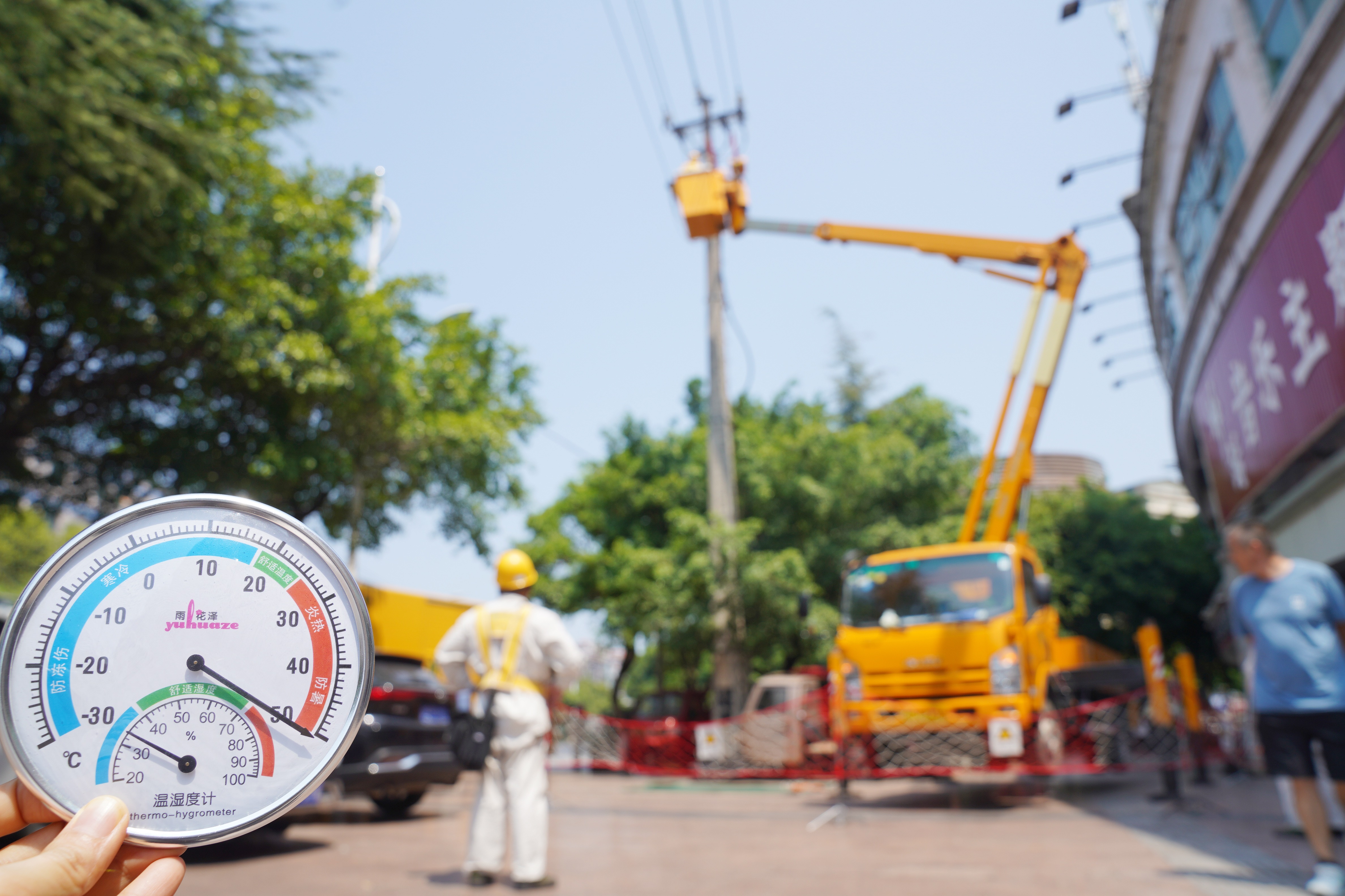 8月29日，國網銅梁供電公司在10千伏計城2回19號塔處開展帶電作業接入國網湖南電力前來支援的移動電源車。（顏玲莉） .JPG