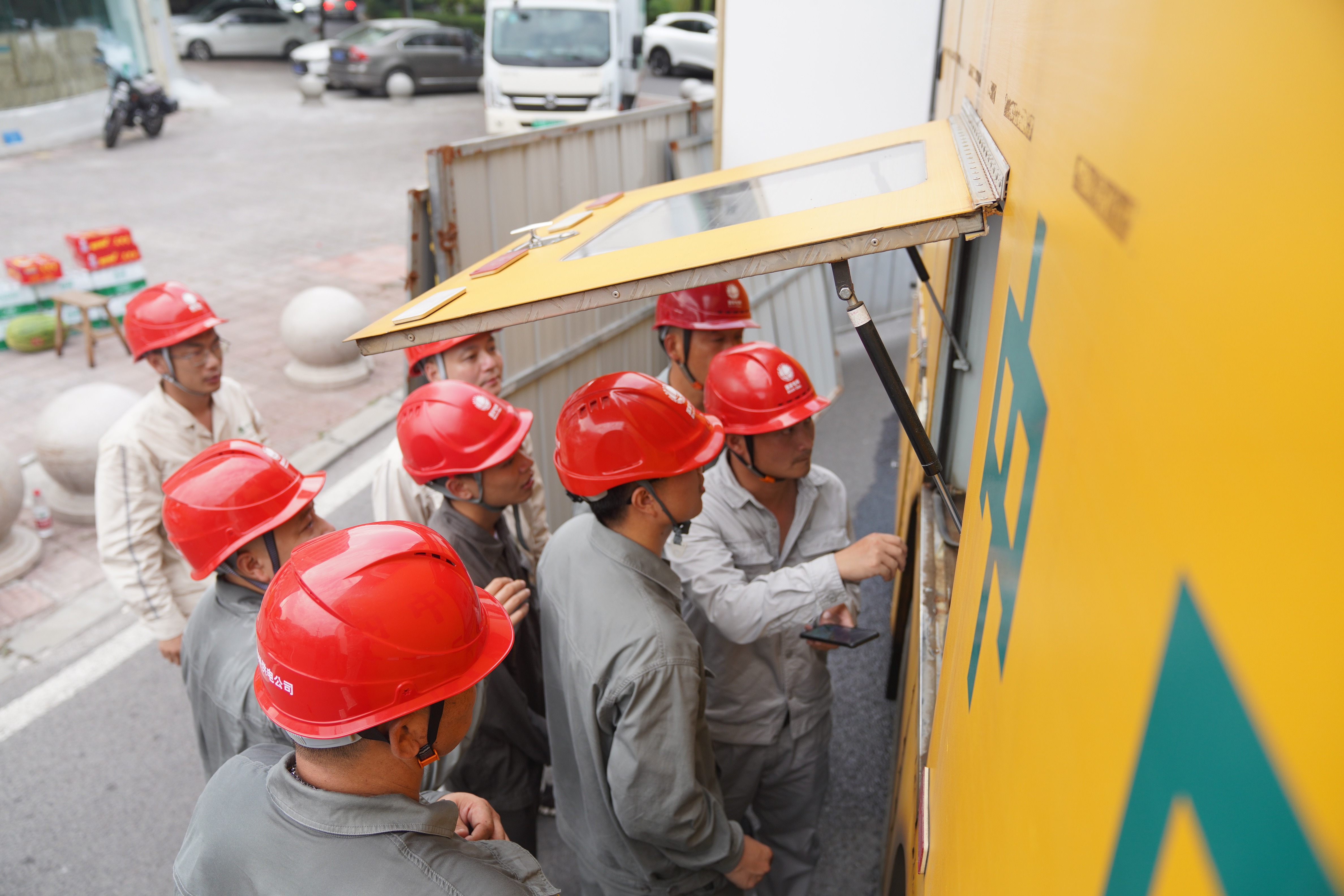 8月30日，國網湖南電力與國網銅梁供電公司員工在10千伏銅城3回法院支線3號桿處調試移動電源車開展保電工作。（顏玲莉）.JPG