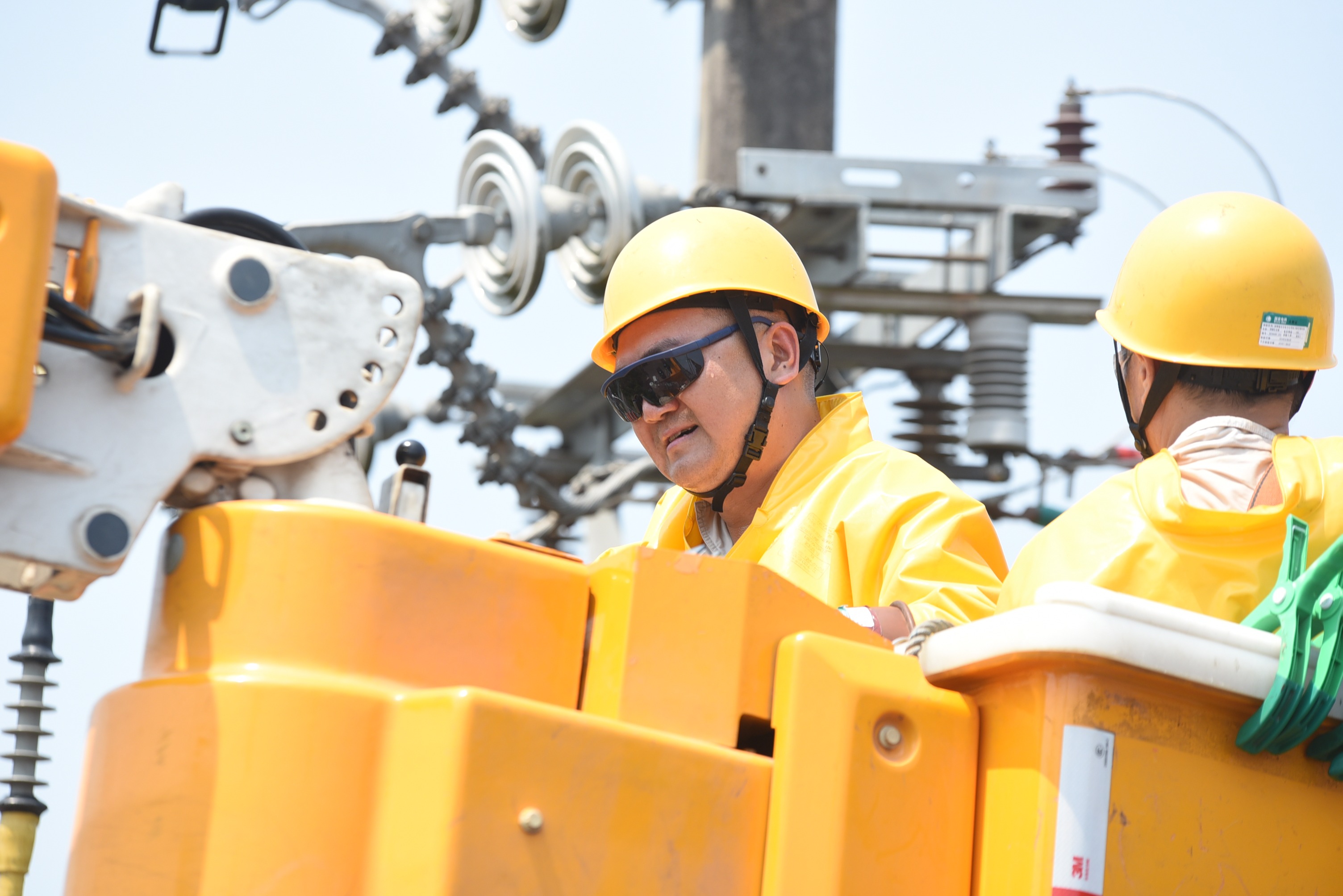 8月29日，國網銅梁供電公司在10千伏計城2回19號塔處開展帶電作業接入國網湖南電力前來支援的移動電源車。（顏玲莉）.JPG