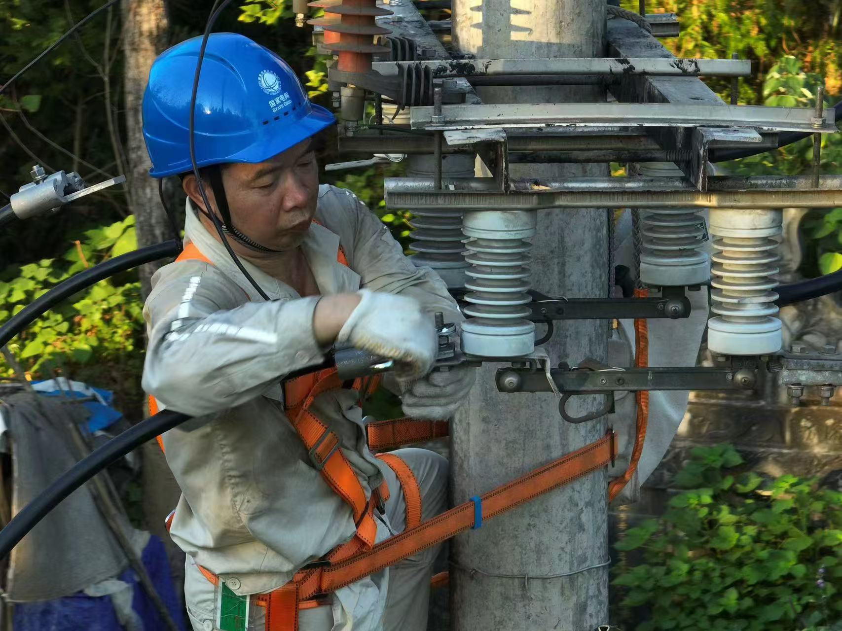 9月18日，國網重慶綦江供電公司工種人員在10千伏漁棚線開展消缺工作。（.jpg
