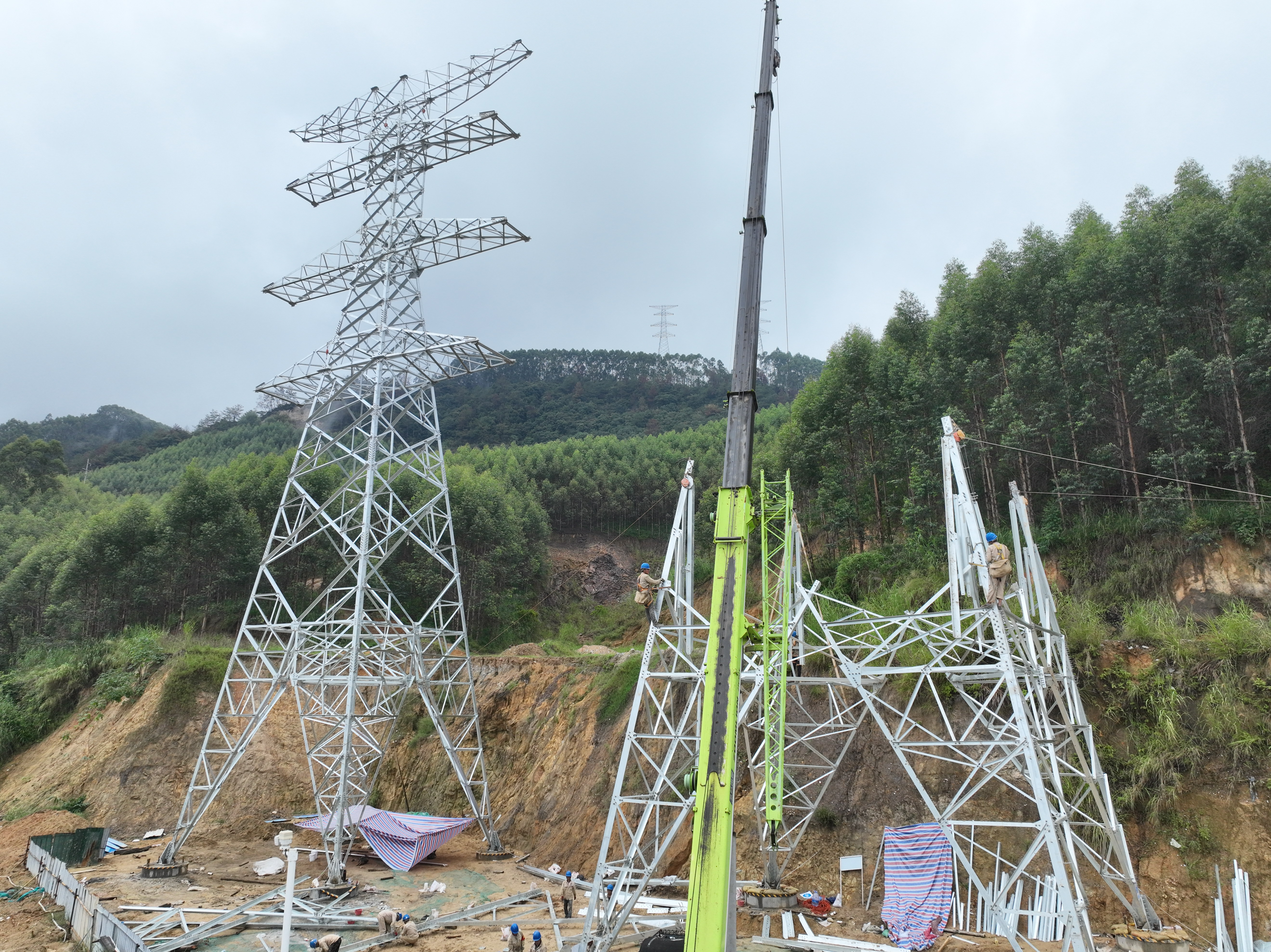 10月5日在福建福州閩清縣金沙鎮沃頭村，國網福州供電公司施工人員在進行220千伏白中線1B號塔的組立作業（陳德鈞）2.jpg