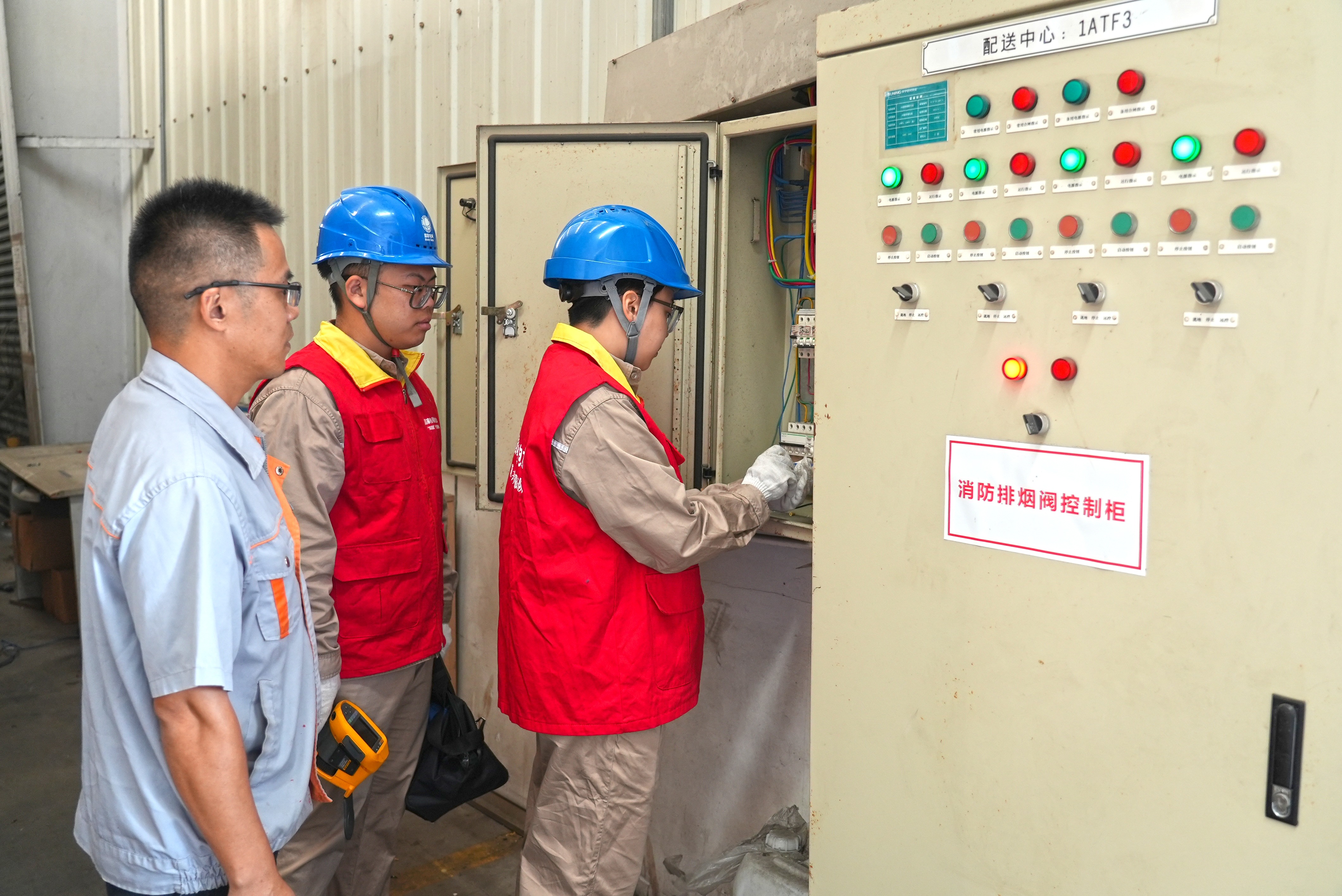 11月5日國網福州供電公司工作人員前往位于福建省福州市閩侯縣荊溪鎮溪東大道的蘇寧物流基地了解基地的生<span id=