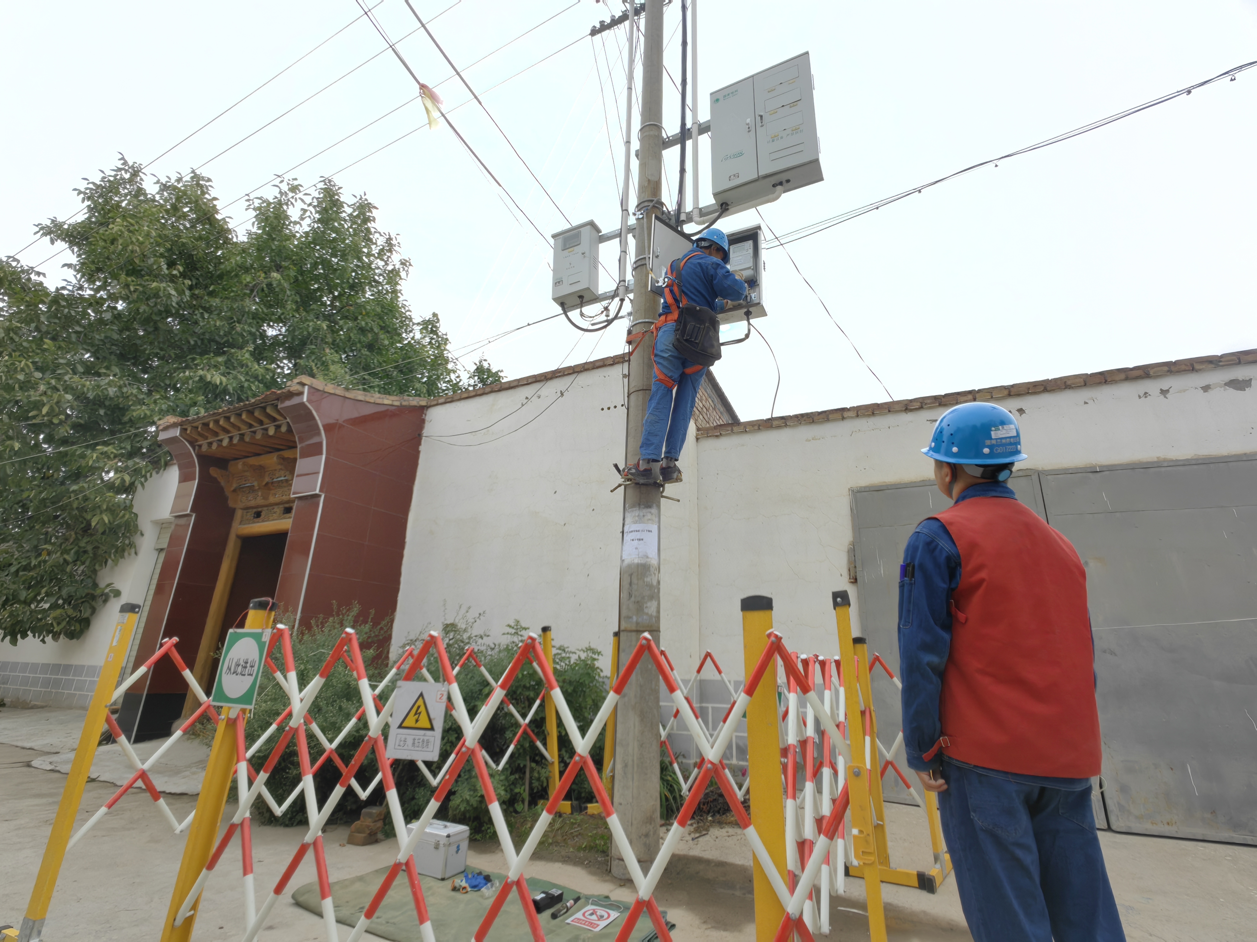 國網蘭州供電公司永靖縣供電公司員工為客戶電采暖增容更換三相動力表。何海云攝.jpg