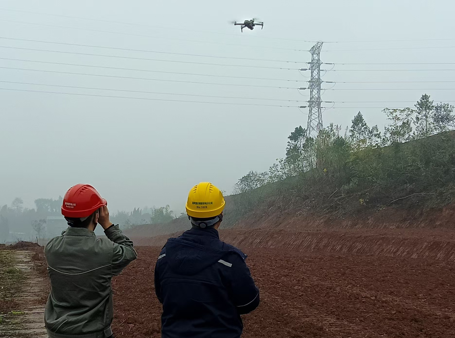 12月4日，重慶銅梁供電公司員工使用無人機對110千伏北翠線開展巡視。（劉昌偉）.jpg