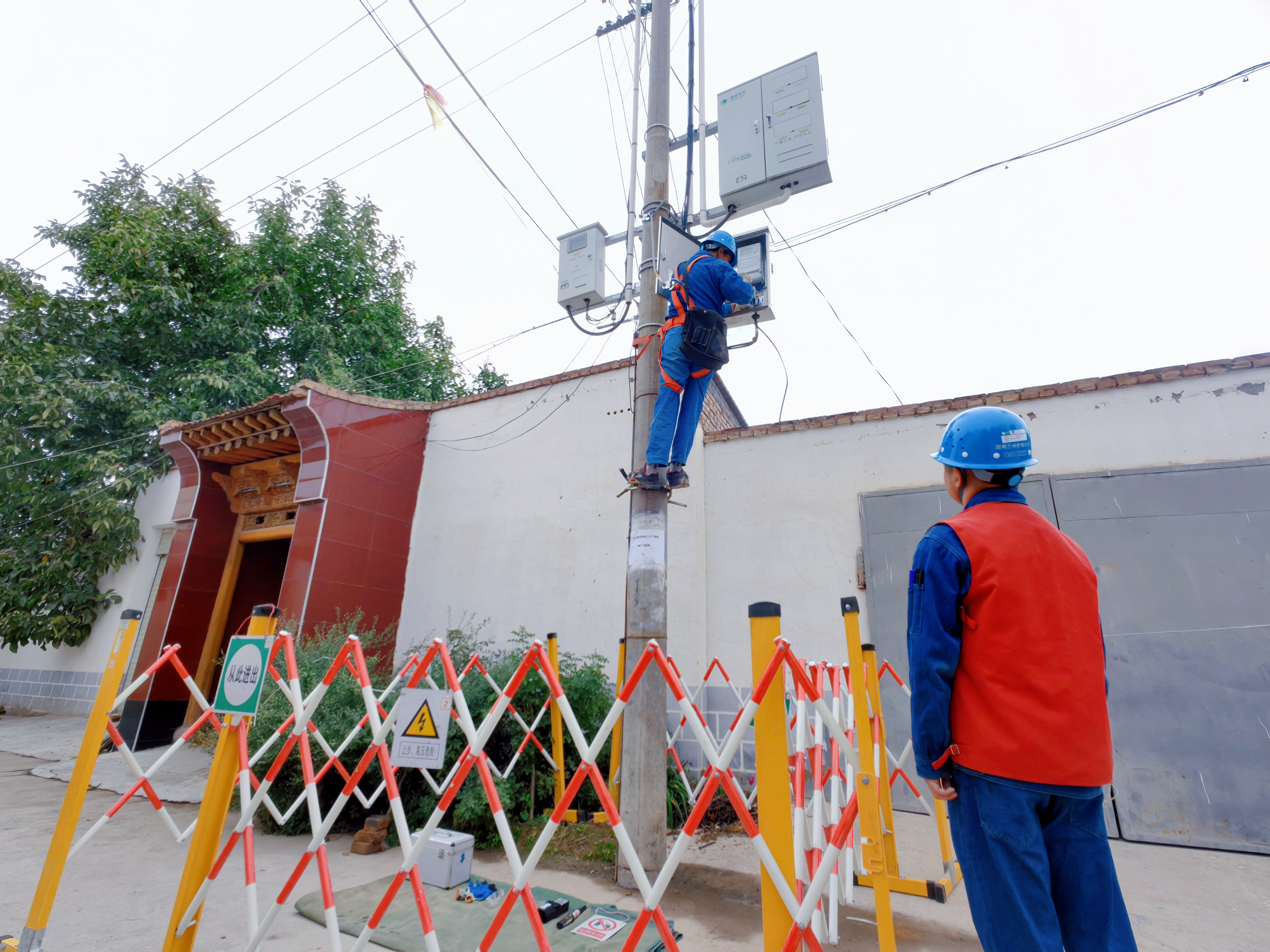 國網蘭州供電公司員工為客戶電采暖增容更換三相動力表。何海云攝.jpg