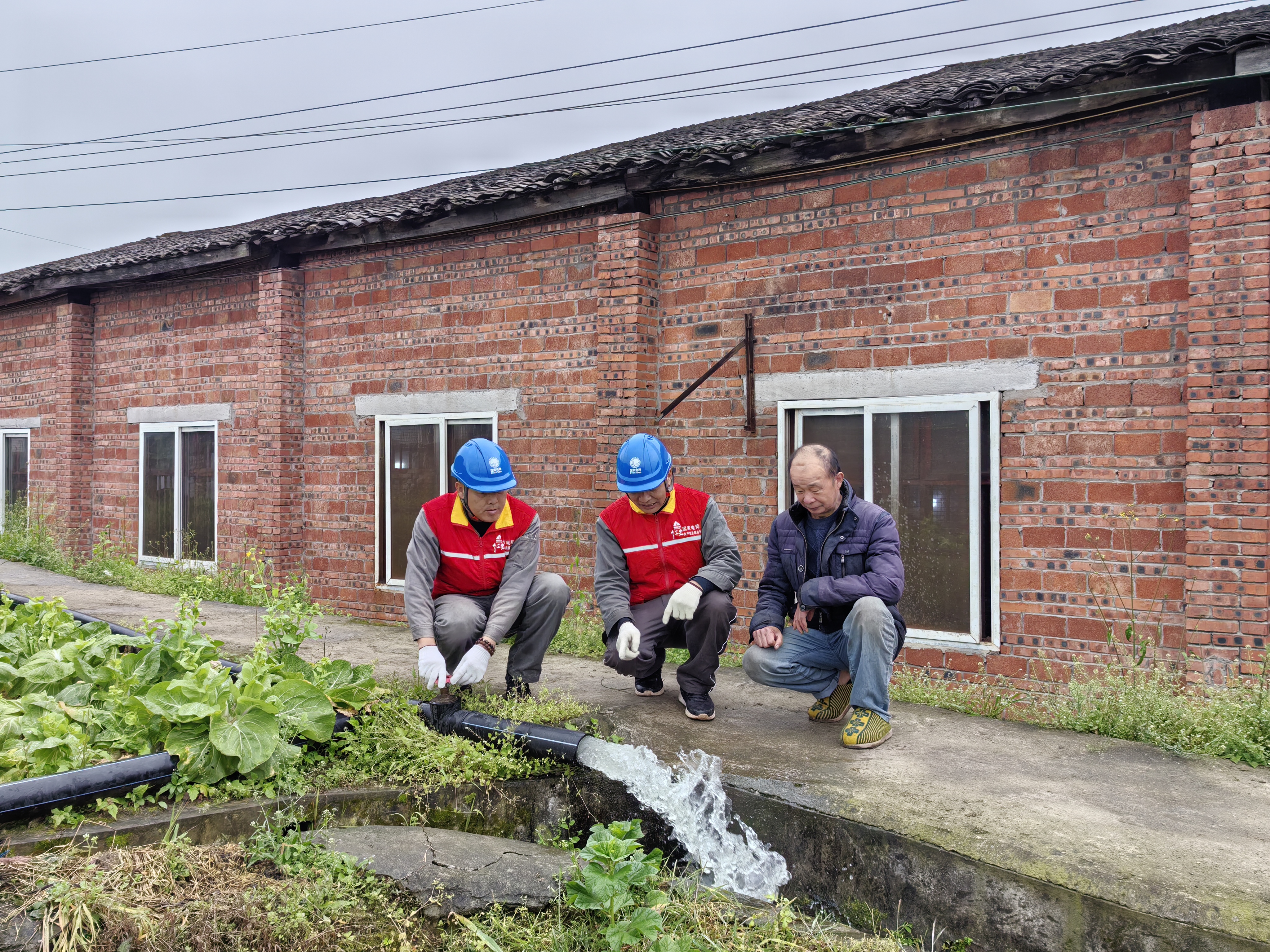 北碚供電公司歇馬供電所工作人員萬成福、成肇華在東風(fēng)村白土壩組檢查抽水灌溉設(shè)備.jpg