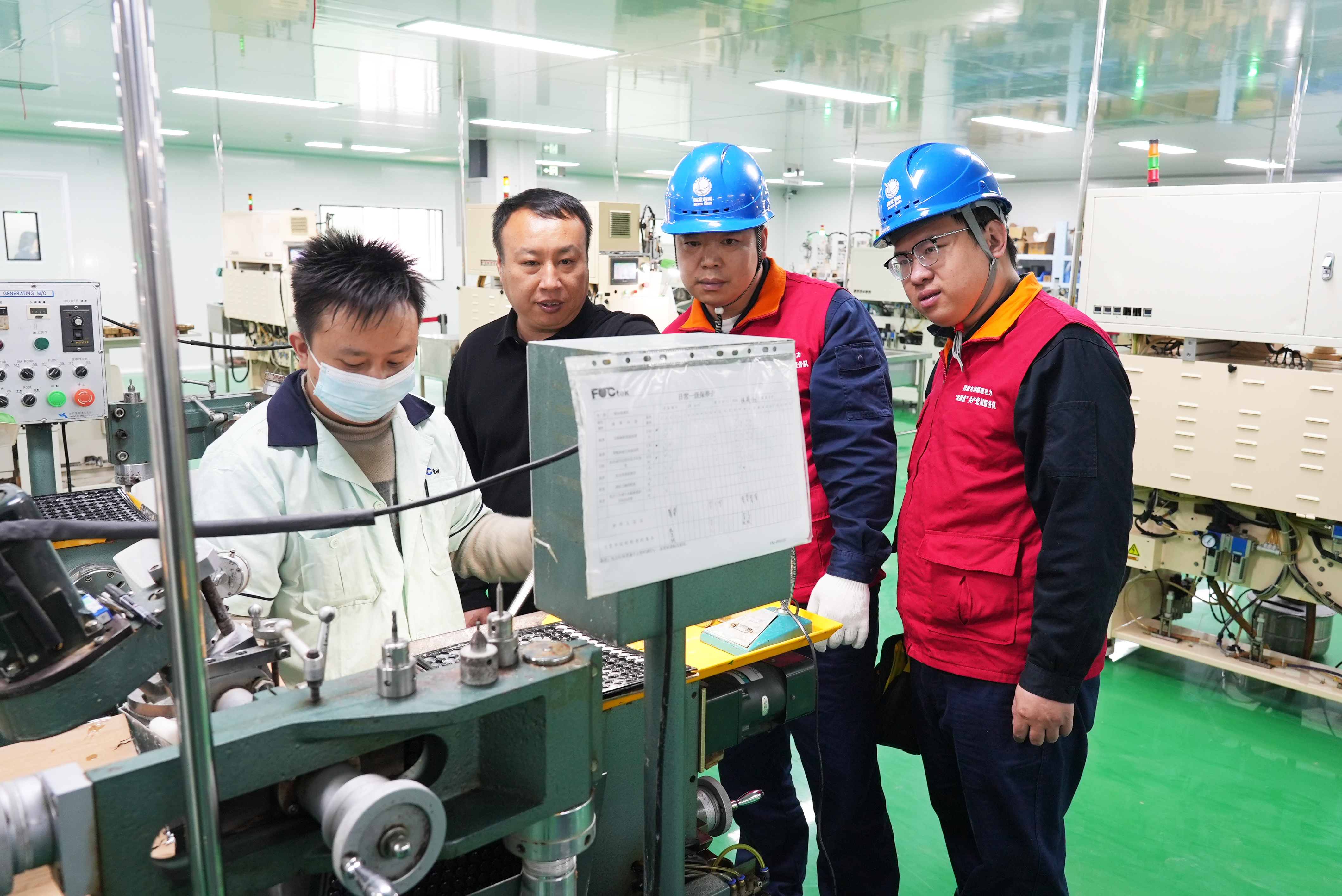 3月25日國網福州供電公司工作人員在福建福特科光電股份有限公司的車間內了解企業的生<span id=