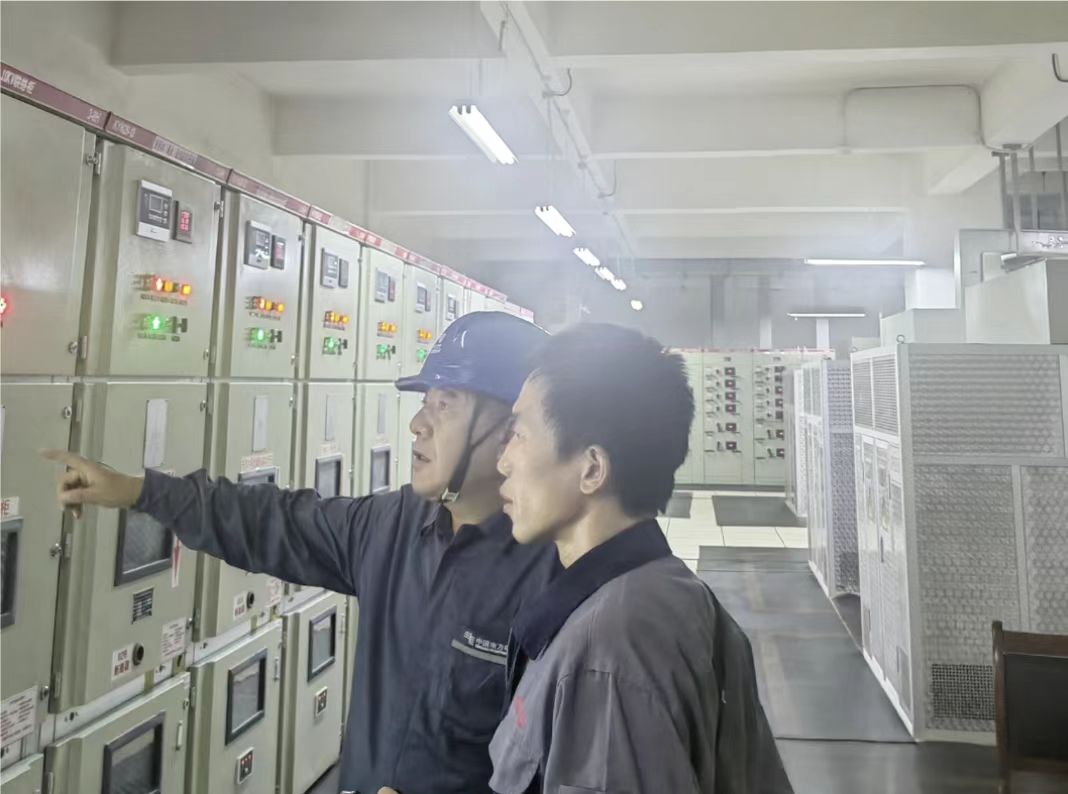 3、工作人員對企業進行用電檢查完畢后，與客戶進行溝通交流.jpg