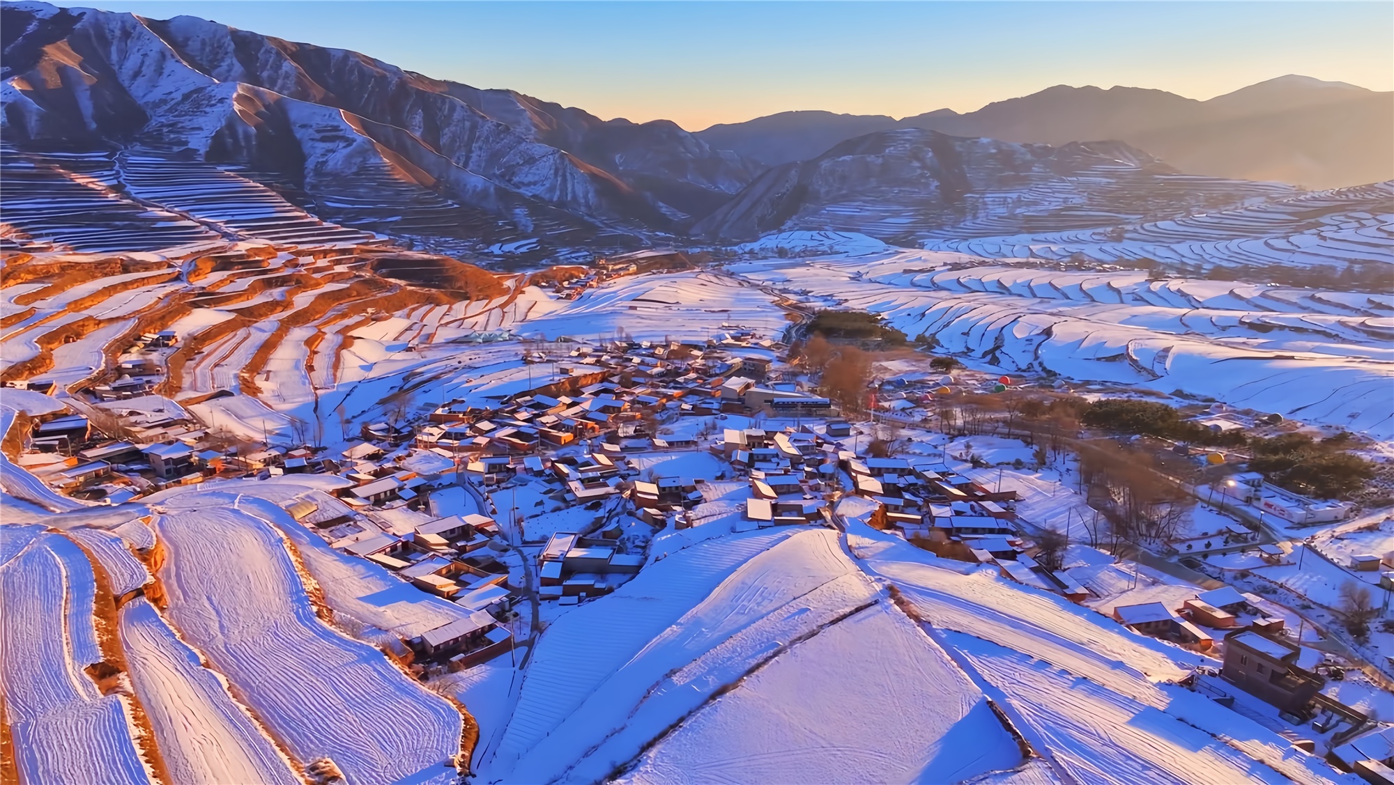 哈班岔村雪景圖。<span id=